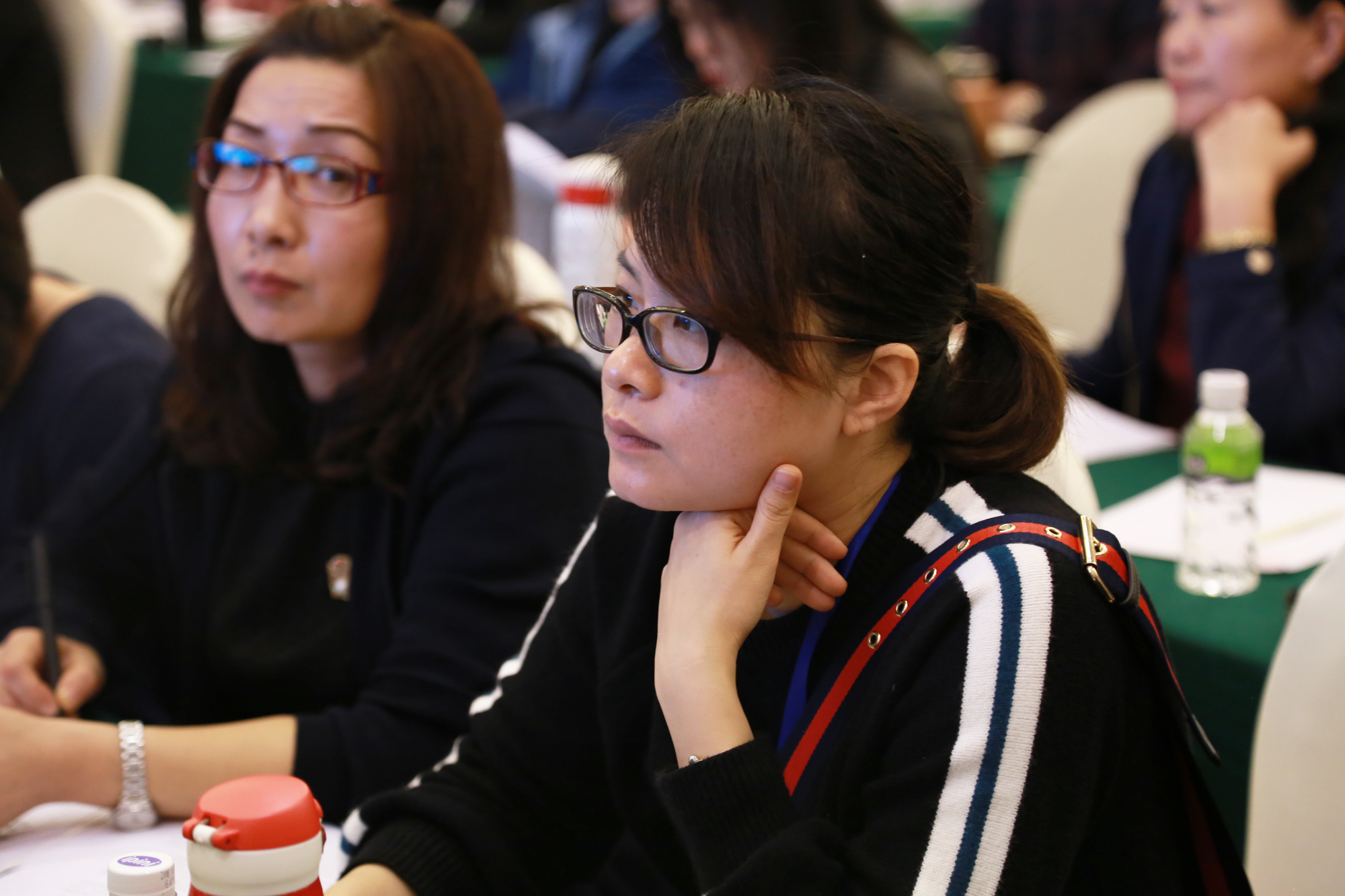 蘆葦老師是北京中教市培教育研究院常務(wù)副院長(zhǎng)、正高級(jí)教師、特級(jí)教師、銀川教科所所長(zhǎng)，他為大會(huì)帶來(lái)了一場(chǎng)題為《名師工作室發(fā)展階段的問(wèn)題與對(duì)策》專(zhuān)題講座。他以”名師工作室從哪里來(lái)？到哪里去？”為話題進(jìn)行了解讀，要求名師工作室主持人和成員“不做常事，不看潮書(shū)，不發(fā)俗語(yǔ)”，要”課題整合，跨界組合，聚焦前沿”，為名師工作室點(diǎn)亮了心燈。