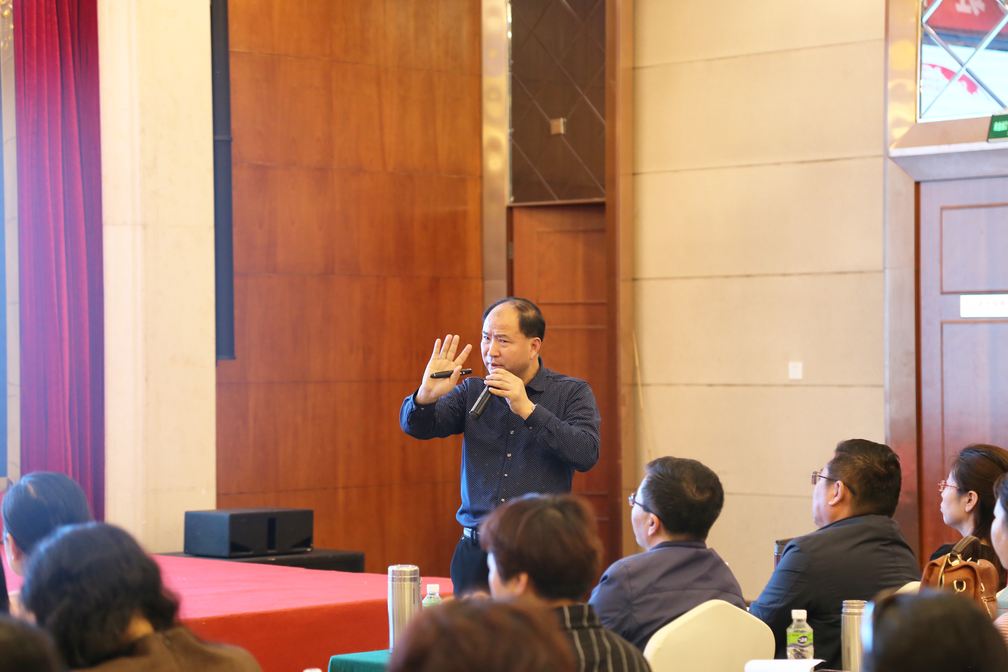 以“名師工作室建設(shè)常見(jiàn)的不足”為話題展開(kāi)了闡述，對(duì)“名師工作室建設(shè)的創(chuàng)新意識(shí)”進(jìn)行了分析，以“學(xué)天地之理，習(xí)人和之道”闡釋地理的奧妙。