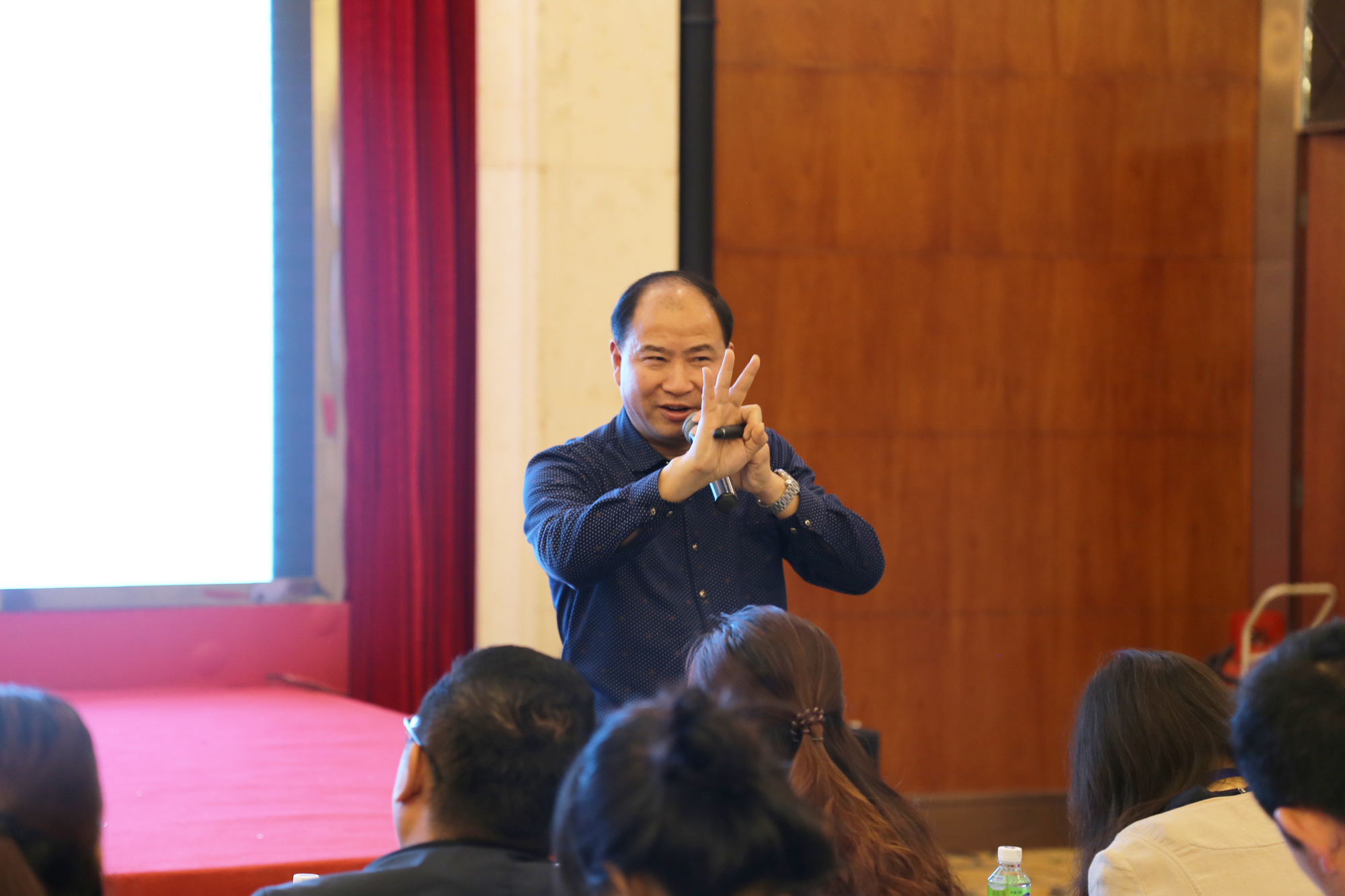 第二位講授人是特級(jí)教師四川地理工作室的范永杰校長(zhǎng)，他以幽默詼諧的語(yǔ)言給我們講授了名師工作室建設(shè)的創(chuàng)新在哪里。他要求工作室的定位要高，要有自己的藝術(shù)主張、學(xué)術(shù)見(jiàn)解以及學(xué)術(shù)構(gòu)建，這樣工作室才有自己的靈魂，才能體現(xiàn)教育的特色，凸顯高度。
