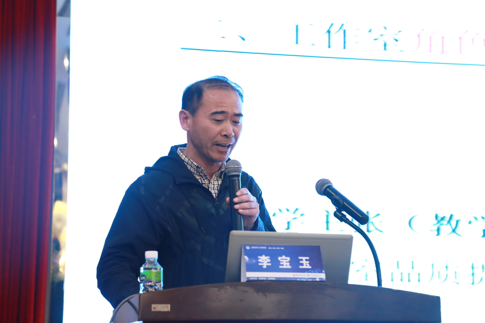 第五位是李寶玉老師。他是江蘇省特級(jí)教師，教授級(jí)高級(jí)教師，江蘇省南京市棲霞區(qū)教師發(fā)展中心副校長(zhǎng)，棲霞區(qū)政治教研員。系長(zhǎng)三角地區(qū)基礎(chǔ)教育專(zhuān)家、南京市基礎(chǔ)教育專(zhuān)家研修班成員。南京市初中品德名師工作室主持人，人民版《道德與法治》（八上）教材主編，核心期刊《中學(xué)政治教學(xué)參考》封面人物。睿智理性的李老師，平易近人卻又讓人心生崇敬，在聊天式的交流中體會(huì)到政治學(xué)科獨(dú)特的魅力，教育的情懷，用一種工匠精神將學(xué)科魅力展現(xiàn)在我們眼前！
名師寄語(yǔ)：不忘初心，靜靜的時(shí)光，慢慢地讀。