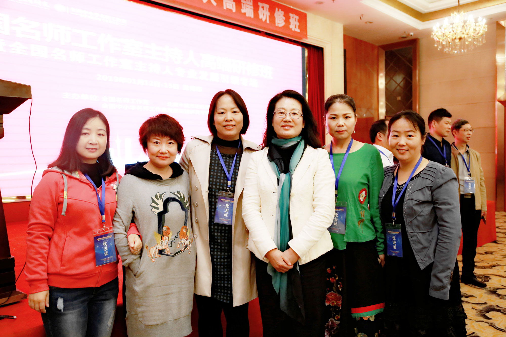 五天的研修活動(dòng)結(jié)束了。時(shí)間雖短，我們卻收獲頗多！接觸了高層次的教育理念，有了思想上的進(jìn)步；學(xué)習(xí)了高水平的教學(xué)案例，有了教學(xué)上的提升。感受到了教育是充滿智慧的事業(yè)，深刻意識(shí)到自己肩負(fù)的責(zé)任之重大。名師成長(zhǎng)路，我們相約同行，且會(huì)越走越好，越走越遠(yuǎn)！
