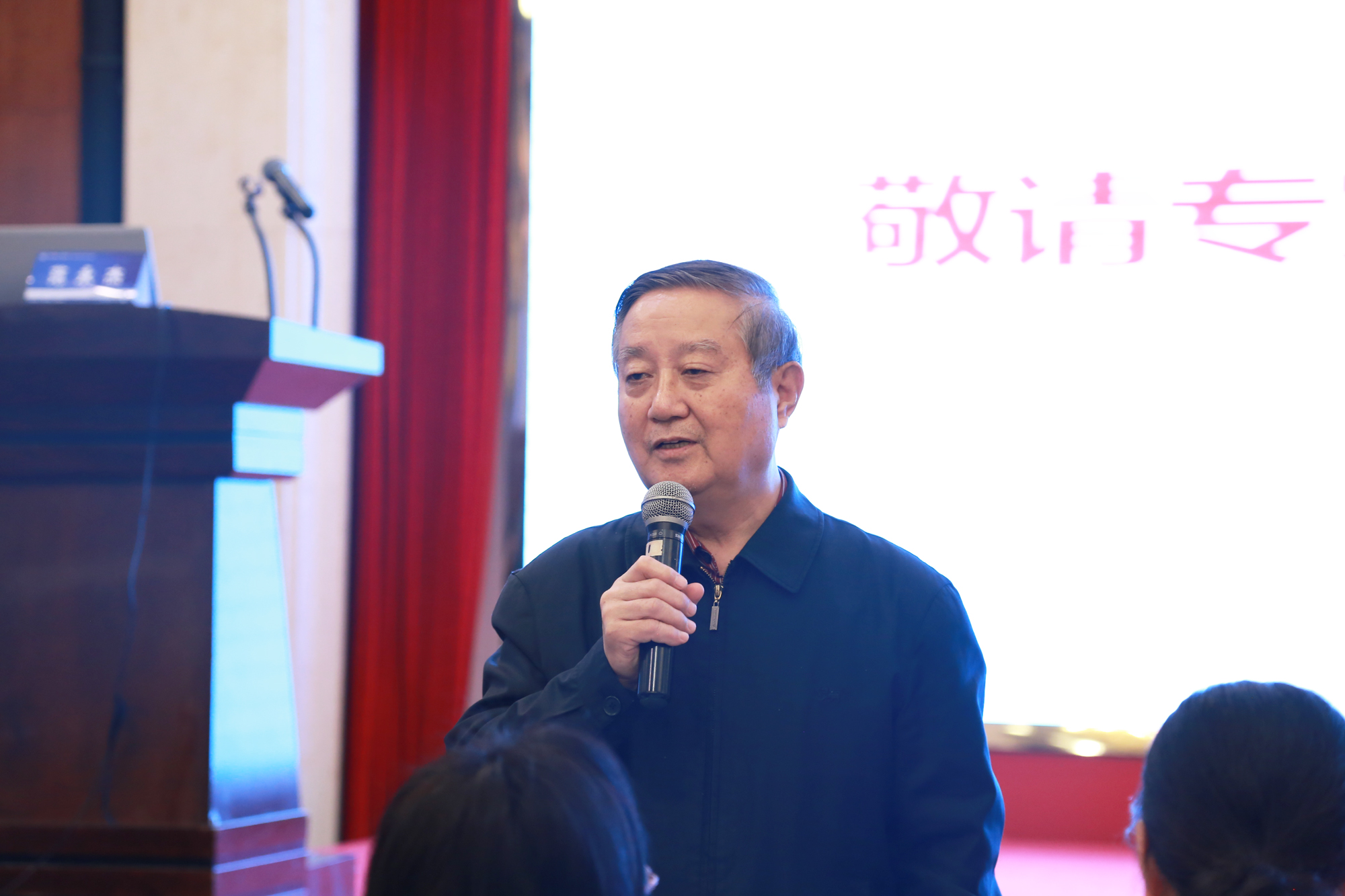 最后魏續(xù)臻教授總結(jié)了這次的發(fā)言。給我們個(gè)工作時(shí)提出了五點(diǎn)要求：第一定位要明確，更要準(zhǔn)確；第二、“嚴(yán)”字當(dāng)頭。嚴(yán)格要求，制度要完善；第三、志同道合。一個(gè)方向，共同努力，才能達(dá)到勝利的彼岸；第四、科研引領(lǐng)。自己立課題，怎么做，做到什么程度；第五、活動(dòng)精彩。除了制定目標(biāo)、制度和課題，還要有精彩的活動(dòng)，把這些活動(dòng)變成你的工作室的亮點(diǎn)，希望以后各個(gè)工作室會(huì)成為一個(gè)團(tuán)結(jié)，合作，快樂(lè)的集體。