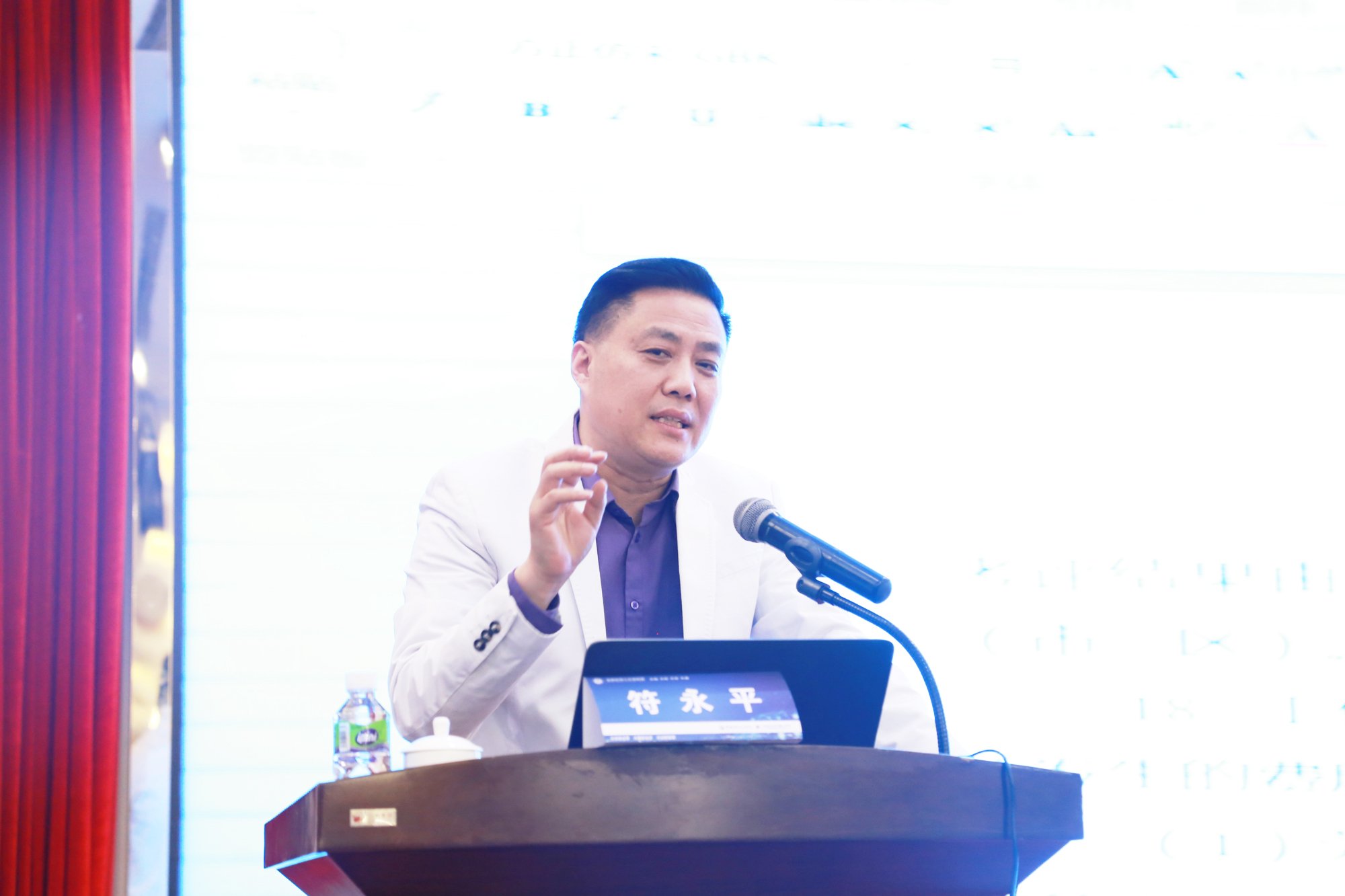 符老師扎根農(nóng)村學(xué)校多年，“扛著問(wèn)號(hào)尋找”認(rèn)為“三農(nóng)問(wèn)題（農(nóng)村學(xué)校、農(nóng)村教師、農(nóng)村留守兒童）”是最重要的，并通過(guò)多年對(duì)課改技術(shù)的研究，使得進(jìn)城的孩子回家甘當(dāng)留守兒童，總結(jié)出了“壞孩子”成大器的八種能力和18種系列創(chuàng)造式課型（例）。通過(guò)課改實(shí)踐，他的農(nóng)村學(xué)校中考數(shù)學(xué)學(xué)科成績(jī)均分115.36分，比省重點(diǎn)中學(xué)高近10分的成績(jī)。他的課堂體現(xiàn)了學(xué)生均衡發(fā)展，他引導(dǎo)學(xué)生學(xué)會(huì)真正探究、發(fā)現(xiàn)、再創(chuàng)造。