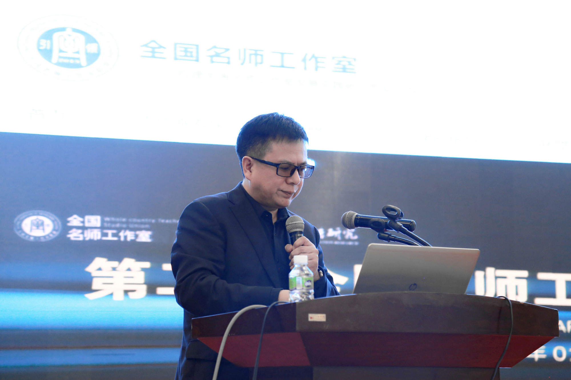 開(kāi)班第一講由北京中教市培教育研究院院長(zhǎng)朱孝忠給我們?nèi)w工作室成員介紹了北京中教市培教育研究院學(xué)術(shù)團(tuán)隊(duì)的建立和作用。提出各個(gè)工作室是不一樣的家，他打通了學(xué)科名師之間的壁壘，通過(guò)整合、互通、相互借鑒、相互進(jìn)行溝通和交流，共同建立一個(gè)共聯(lián)、共研、共建、共享的專(zhuān)業(yè)研究平臺(tái)。