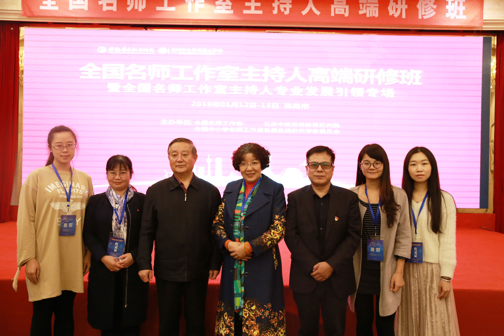 1.名師工作室的專(zhuān)業(yè)與地位
名師成長(zhǎng)有其規(guī)律性也有獨(dú)特性，在成長(zhǎng)的過(guò)程中所形成的獨(dú)特的專(zhuān)業(yè)特質(zhì)，學(xué)術(shù)人格、話語(yǔ)體系、使他們形成了獨(dú)特的專(zhuān)業(yè)地位，發(fā)揮著獨(dú)特的專(zhuān)業(yè)影響力。