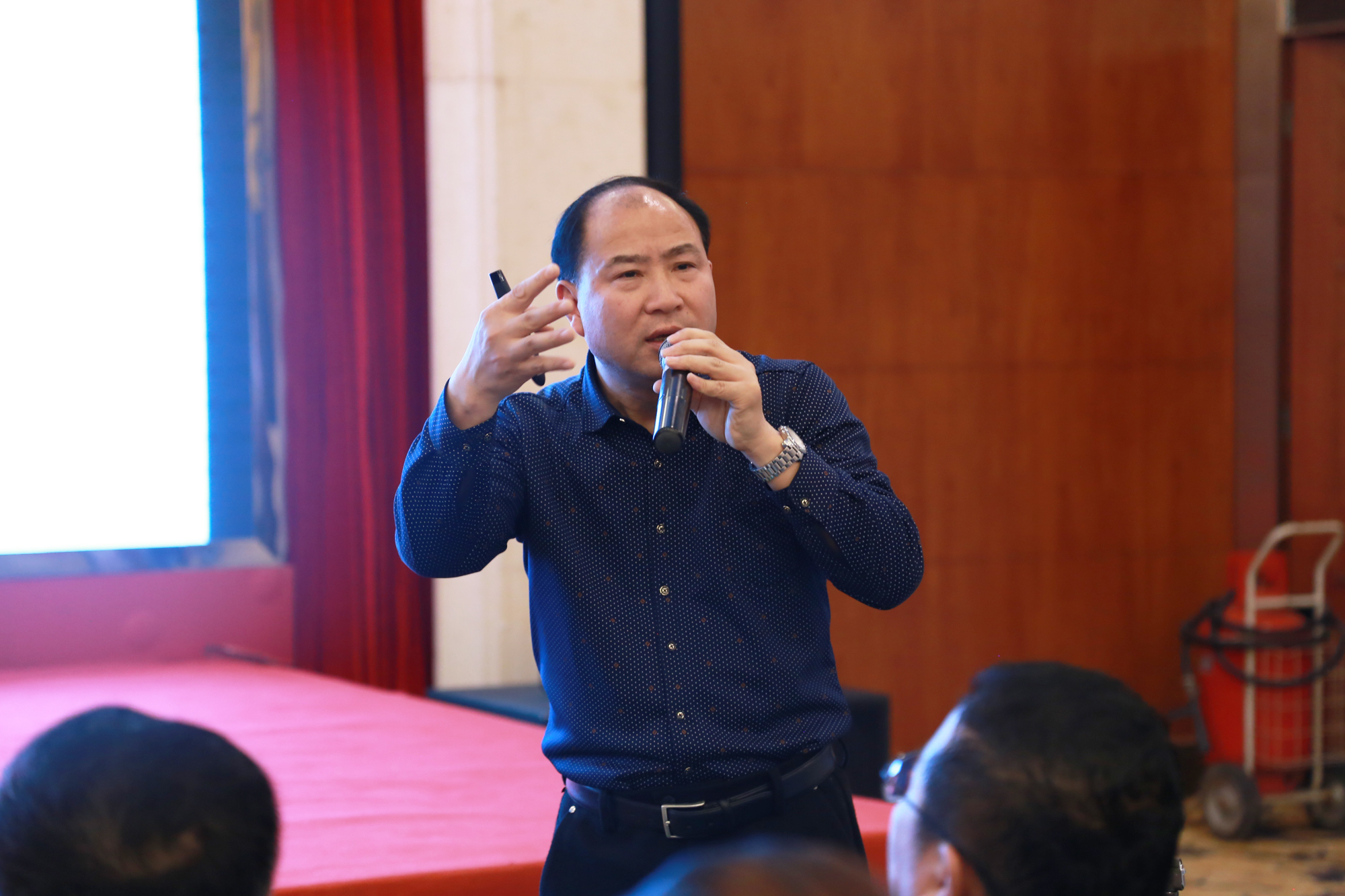 以“名師工作室建設(shè)常見(jiàn)的不足”為話題展開(kāi)了闡述，對(duì)“名師工作室建設(shè)的創(chuàng)新意識(shí)”進(jìn)行了分析，以“學(xué)天地之理，習(xí)人和之道”闡釋地理的奧妙。