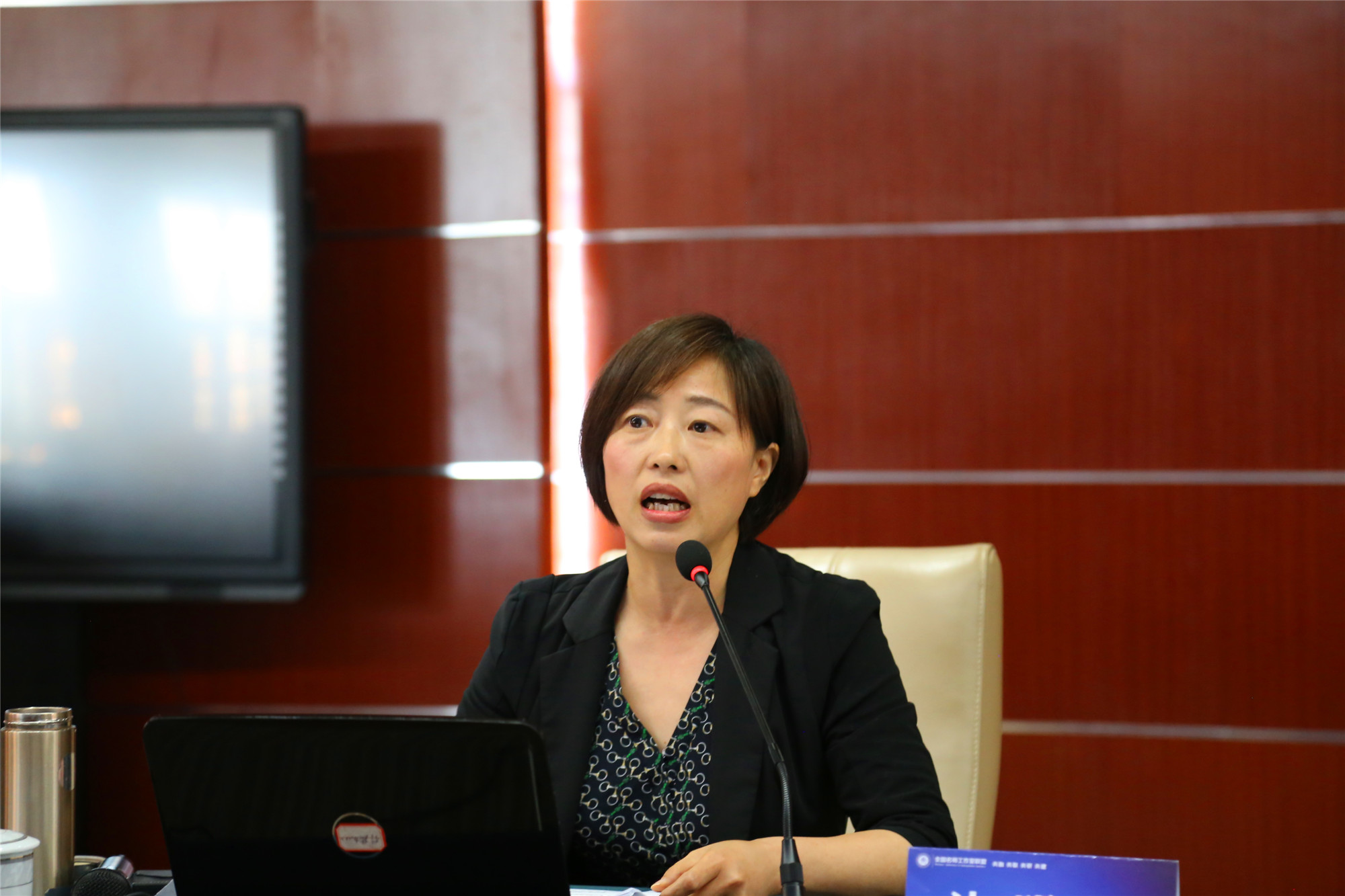 第二天上午，學(xué)習(xí)地點移到石室小學(xué)，首先是沈明德院長就新城圈教育轉(zhuǎn)型升級的理念、現(xiàn)狀以及發(fā)展路徑和對策，作了精彩的解讀。并由新城圈教育轉(zhuǎn)型升級示范校雙慶中學(xué)許彬容副校長作了典型經(jīng)驗介紹，發(fā)人深思，贏得一致好評。