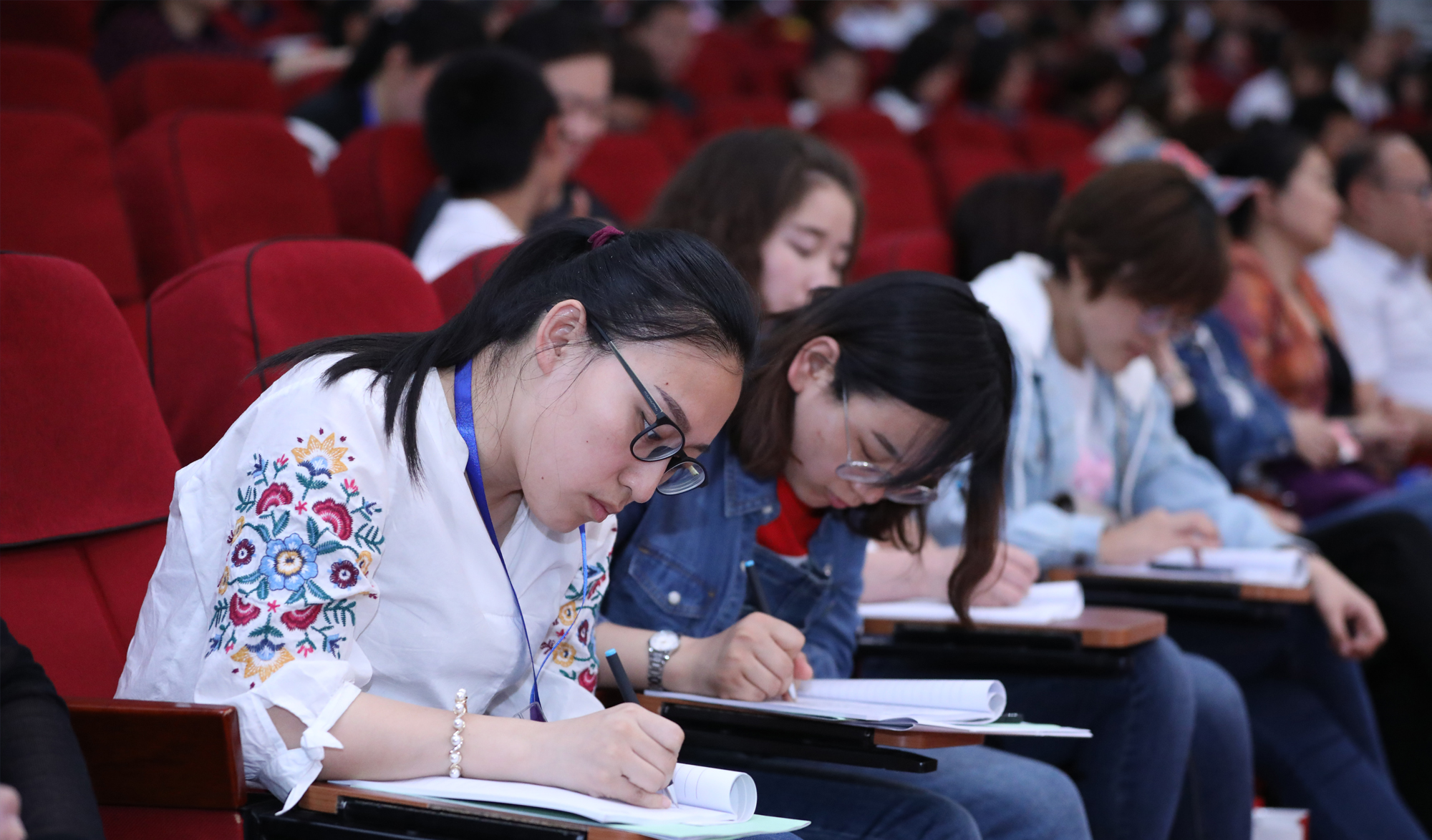 北京中教市培教育研究院顧問、中國現(xiàn)代教育專家、原教育部基礎(chǔ)教育課程改革專家委員會委員、教育部中小學(xué)教材審查委員、研究員成尚榮做專題講座《教書育人：教學(xué)變革走向的指南針》。