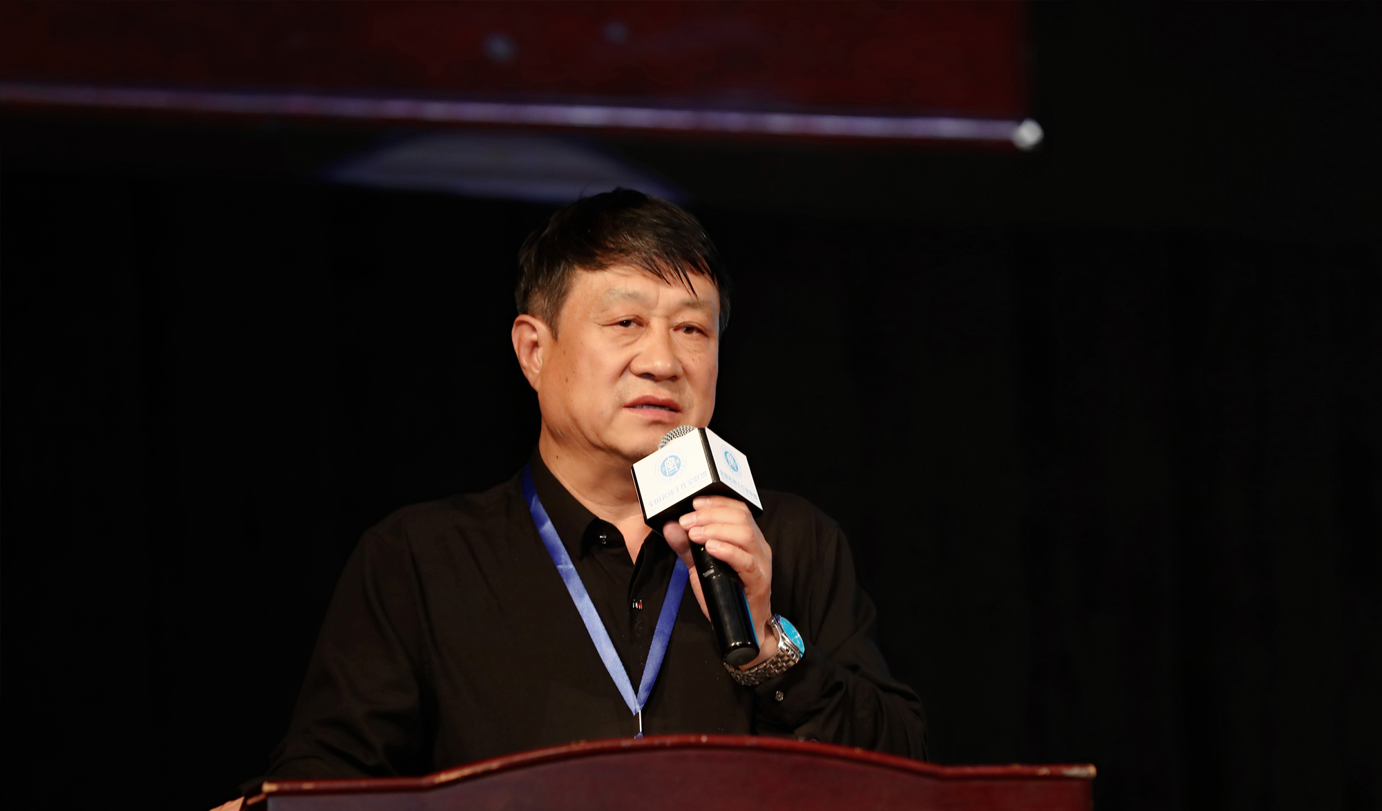 研究院專家蘆葦教授在峰會現(xiàn)場主持。