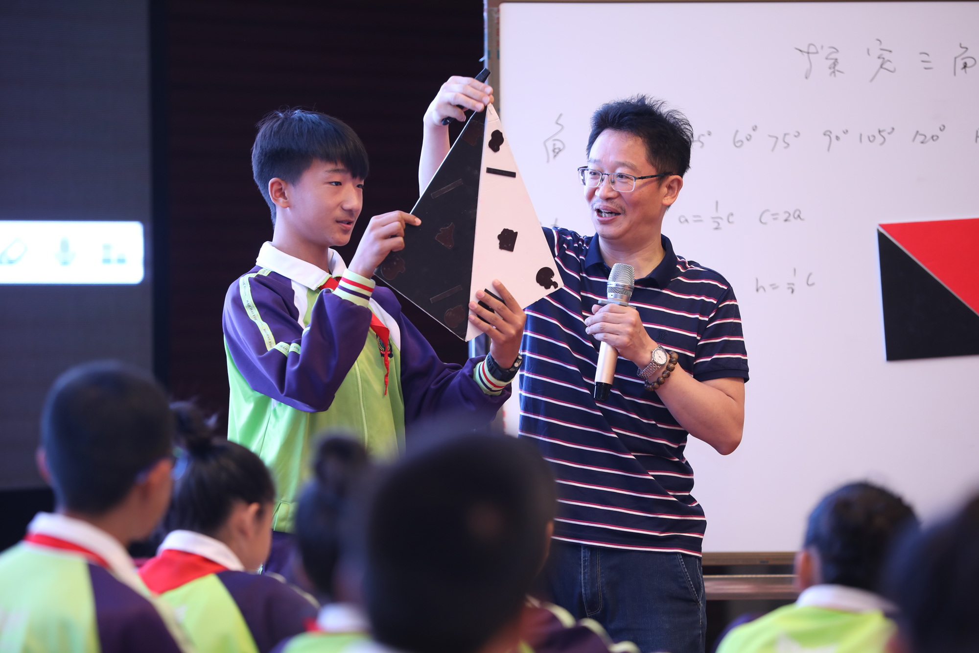 全國教學(xué)轉(zhuǎn)型與課堂創(chuàng)新高峰論壇課堂風(fēng)采展示美圖賞析。