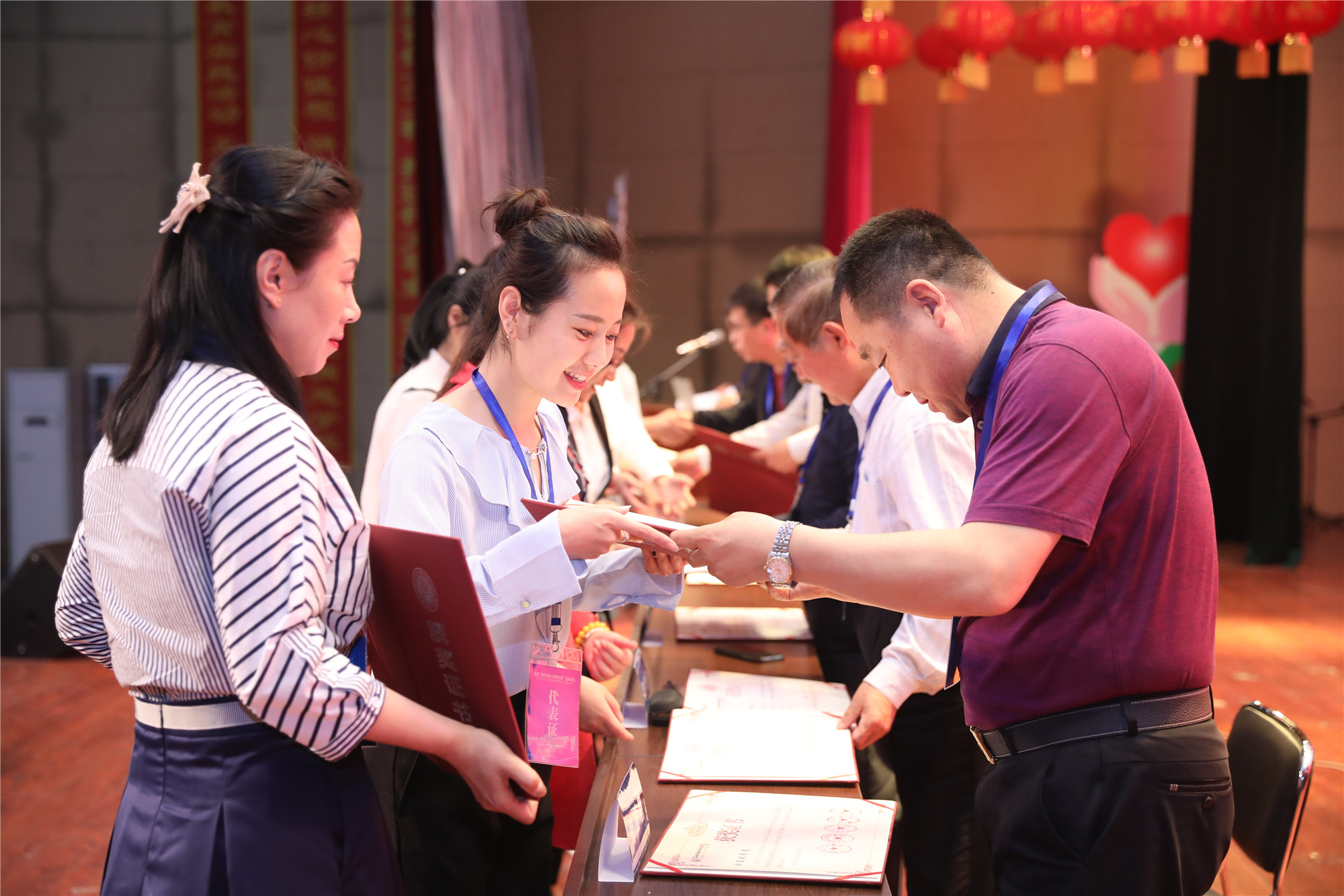 2018年8月，北京中教市培教育研究院與鞍山、海城市教育局達成學(xué)科名師、名班主任、名校長工作室發(fā)展戰(zhàn)略合作協(xié)議，通過研究院，充分調(diào)動所擁有的優(yōu)質(zhì)資源，為鞍山、海城培養(yǎng)教育領(lǐng)軍人才，促進教育創(chuàng)新發(fā)展。