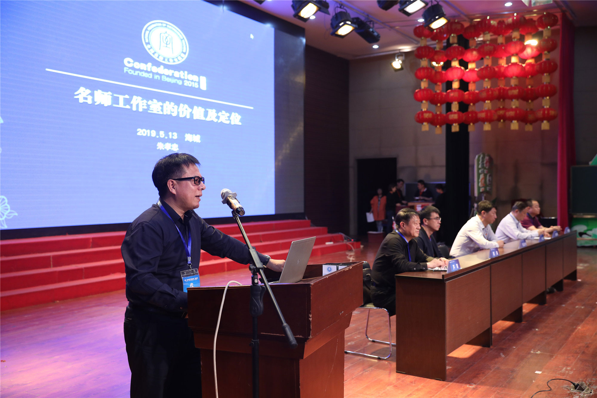 打通了學(xué)科名師、校長名師、班主任名師、不同類別名師之間相互進行溝通和交流，打通了我們區(qū)域之間名師之間的交流和溝通，中部的、西部的、東部的，江南的、江北的，河南的河北的、天南海北的名師都可以聚集在這個平臺上相互交流和碰撞，最終我們來實現(xiàn)共融、共建、共享、共發(fā)展這樣一個目標(biāo)。