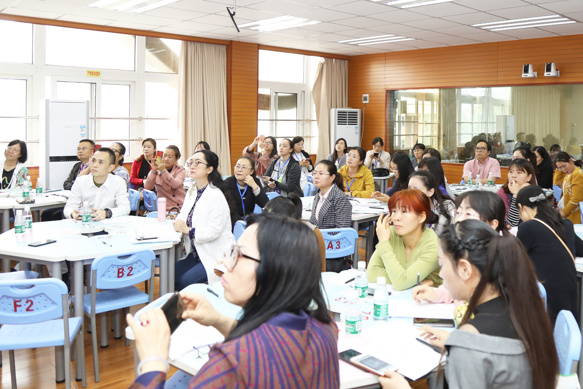 在前山中學(xué)初中分會場：研究院專家李寶玉，賈龍弟、孫琪斌、包豐、張世成、繆徐、王蘇豫、王宗琦、邱秀玉等九位初中專家各自為參會學(xué)員帶來精彩的各學(xué)科示范課，并與參會學(xué)員展開基于本節(jié)課例的深度研討，而后作了基于課深度學(xué)習(xí)的課堂建設(shè)的專題講座，使參會學(xué)員受益匪淺。