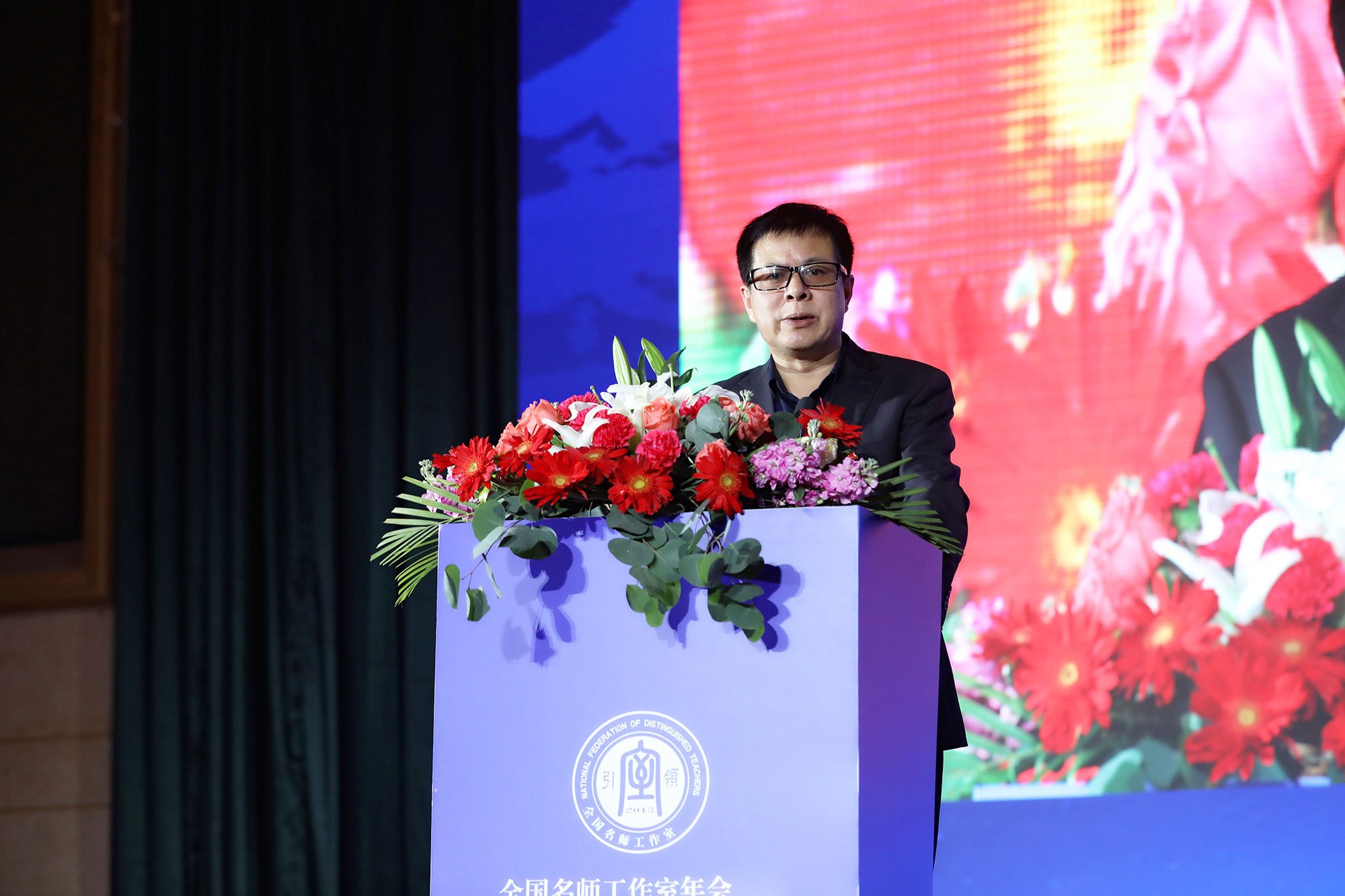 教師是人類靈魂的工程師，是人類文明的傳承者，承載著傳播知識(shí)、傳播思想、傳播真理，塑造靈魂、塑造生命、塑造新人的時(shí)代重任。報(bào)著這樣的理想追求，我們一如既往致力于名師工作室發(fā)展實(shí)踐研究，致力于教師隊(duì)伍建設(shè)改革探索，致力于教師專業(yè)化發(fā)展特別是卓越教師的培育成長(zhǎng)。我們?cè)负兔麕煿ぷ魇业呐笥褌円坏啦煌跣?，矢志不渝，不辜?fù)時(shí)代重托，不辜負(fù)黨和人民的期望，按照“四有好老師”的標(biāo)準(zhǔn)獻(xiàn)身教育改革，成就新教育，成就一代名師！