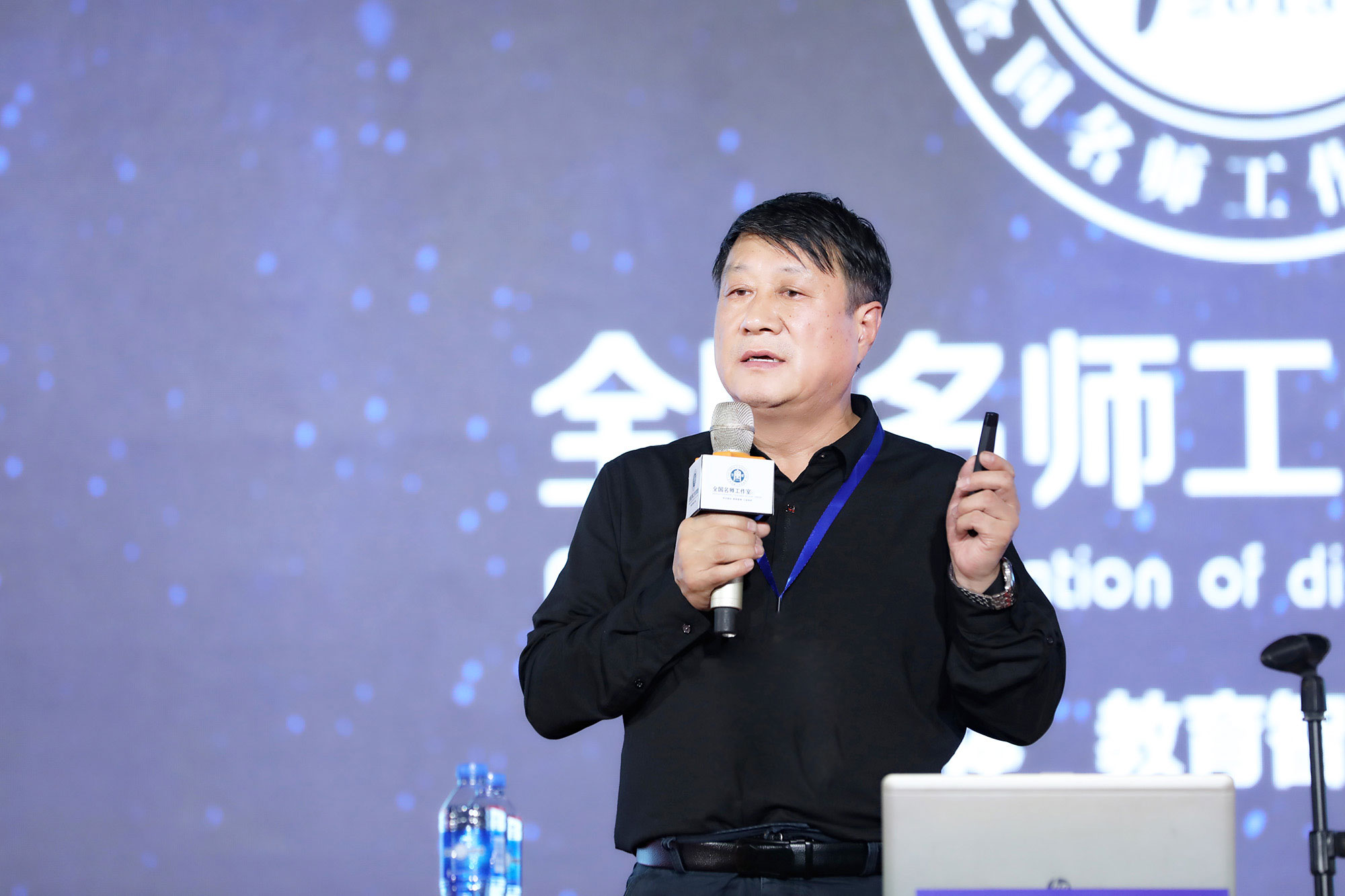 北京中教市培教育研究院常務(wù)副院長(zhǎng)蘆葦作《名師工作室的建設(shè)與效能》他提出：名師工作室的核心任務(wù)是要把教師從骨干教師培養(yǎng)成潛質(zhì)教師、資質(zhì)教師、最后成為名師，工作室要有發(fā)展的眼光，要持之以恒地做下去。李桃名師工作室將集中精力和智慧聚焦立德樹人隊(duì)伍建設(shè)、聚焦課堂教學(xué)改革，著力開展研究、探索與實(shí)驗(yàn)。李桃名師工作室全體成員定會(huì)不忘初心，牢記使命，凝神聚力，持之以恒地為教育的發(fā)展貢獻(xiàn)自己的力量。