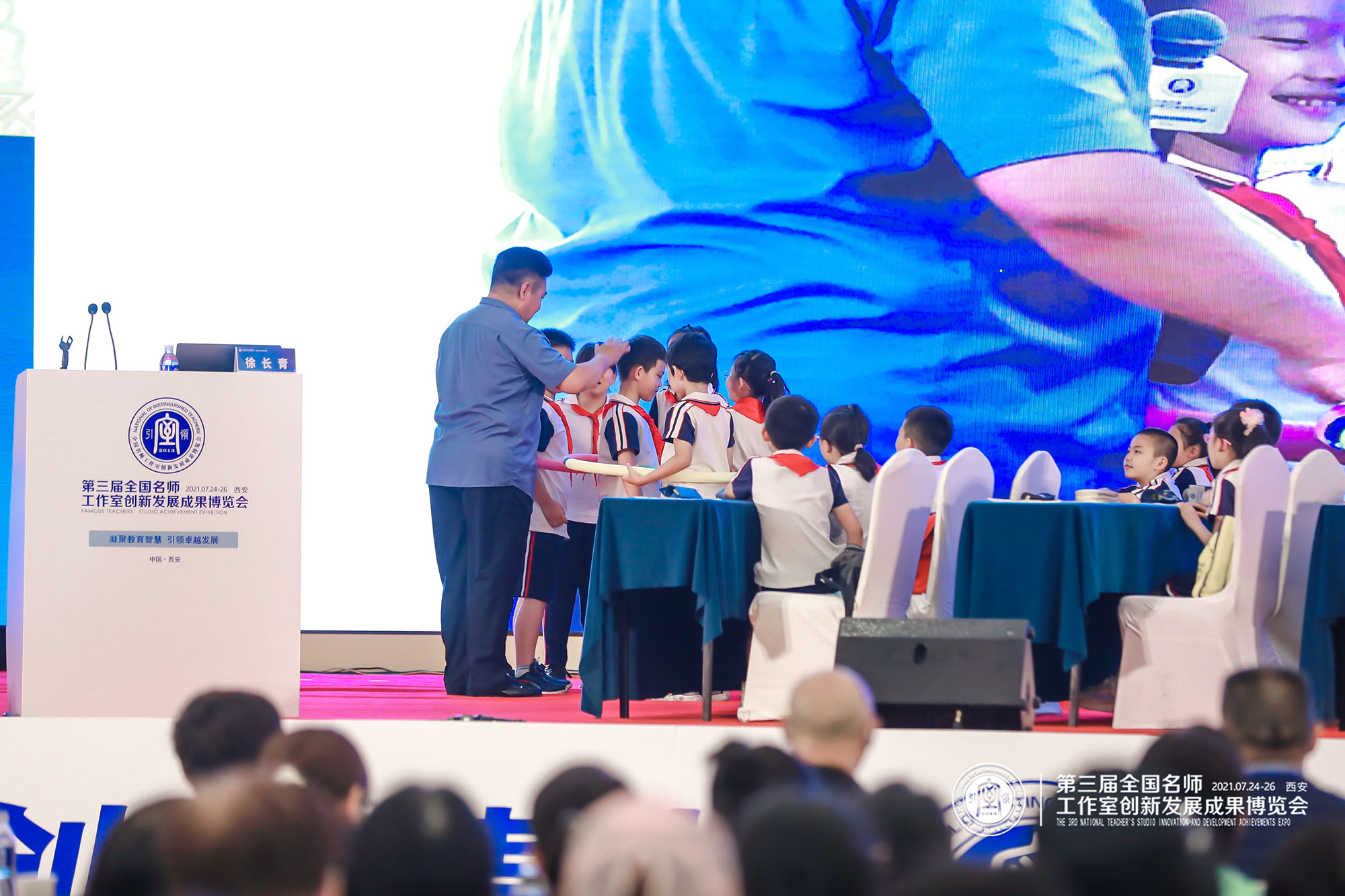  天津市紅橋區(qū)教師進修學校副校長徐長青帶來一堂新時代育人方式變革的課堂。課堂中徐老師以游戲的方式展示了數學中的重復，讓學生在做中學，自己去發(fā)現問題和解決問題。
