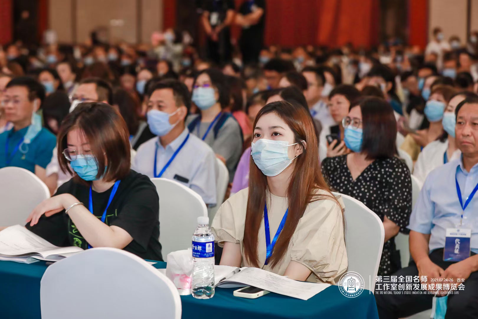  天津市紅橋區(qū)教師進修學校副校長徐長青帶來一堂新時代育人方式變革的課堂。課堂中徐老師以游戲的方式展示了數學中的重復，讓學生在做中學，自己去發(fā)現問題和解決問題。