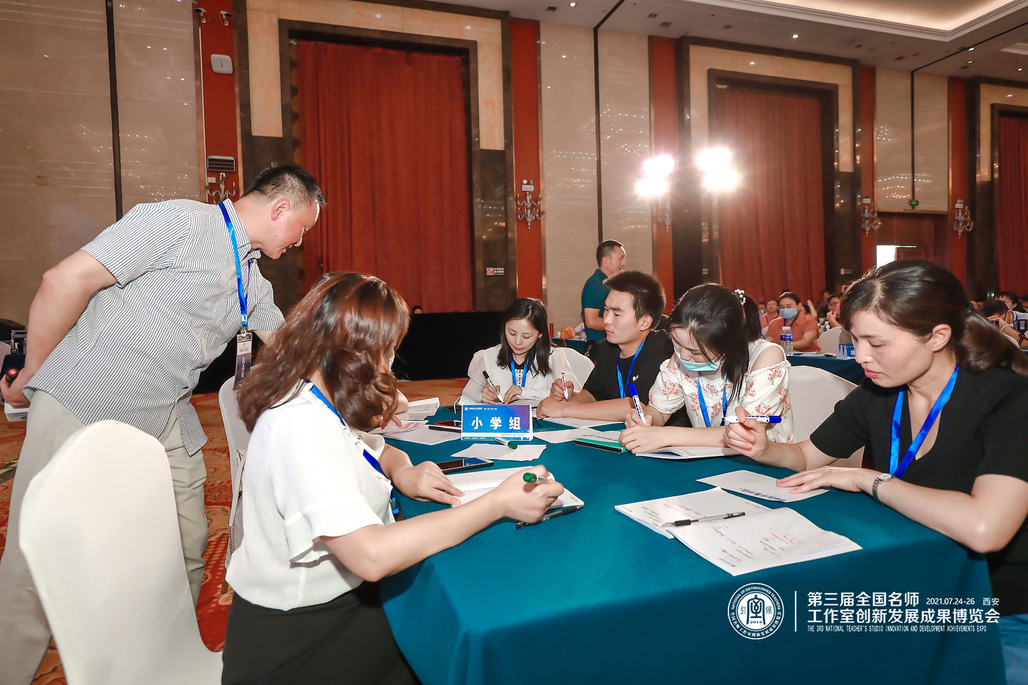 張鐵道教授以現場研修的方式和全國名師工作室志愿者共同展開了《名師工作室業(yè)務活動的質量保障 》探討。他以鮮活的教師研修實踐案例為資源，引導工作室負責人進行評析，并結合自身經驗，就“名師工作室組織高質量的業(yè)務活動的關鍵構成要素，業(yè)務流程及質量保障”貢獻智慧，構建共識。熱烈討論后，各成員從工作室主題活動確立的調查性、活動性的可操作性，設計性以及評價性等諸多方面進行了分享，明確了眾籌學習也基于經驗的學習。
