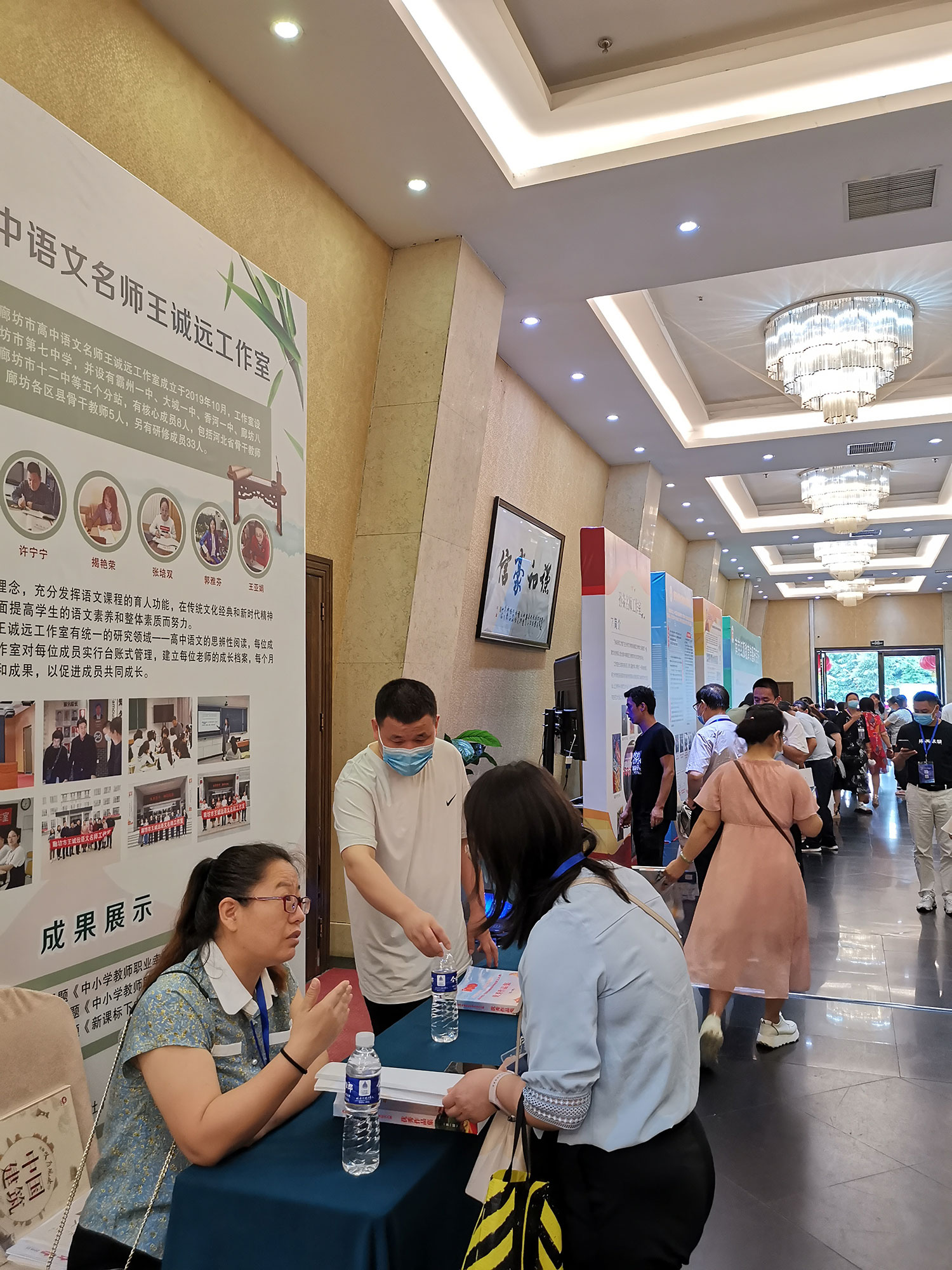 工作室成果博覽展區(qū)，實物成果展示專著、教材、教學輔助資料等出版物，教學演示、自制教具、模型、實驗儀器創(chuàng)新發(fā)明，教育技術與教學裝備、器材，書畫作品、手工藝作品、職業(yè)技術作品；招生、研學旅行咨詢，教育相關行業(yè)。其他現場可以呈現的作品。