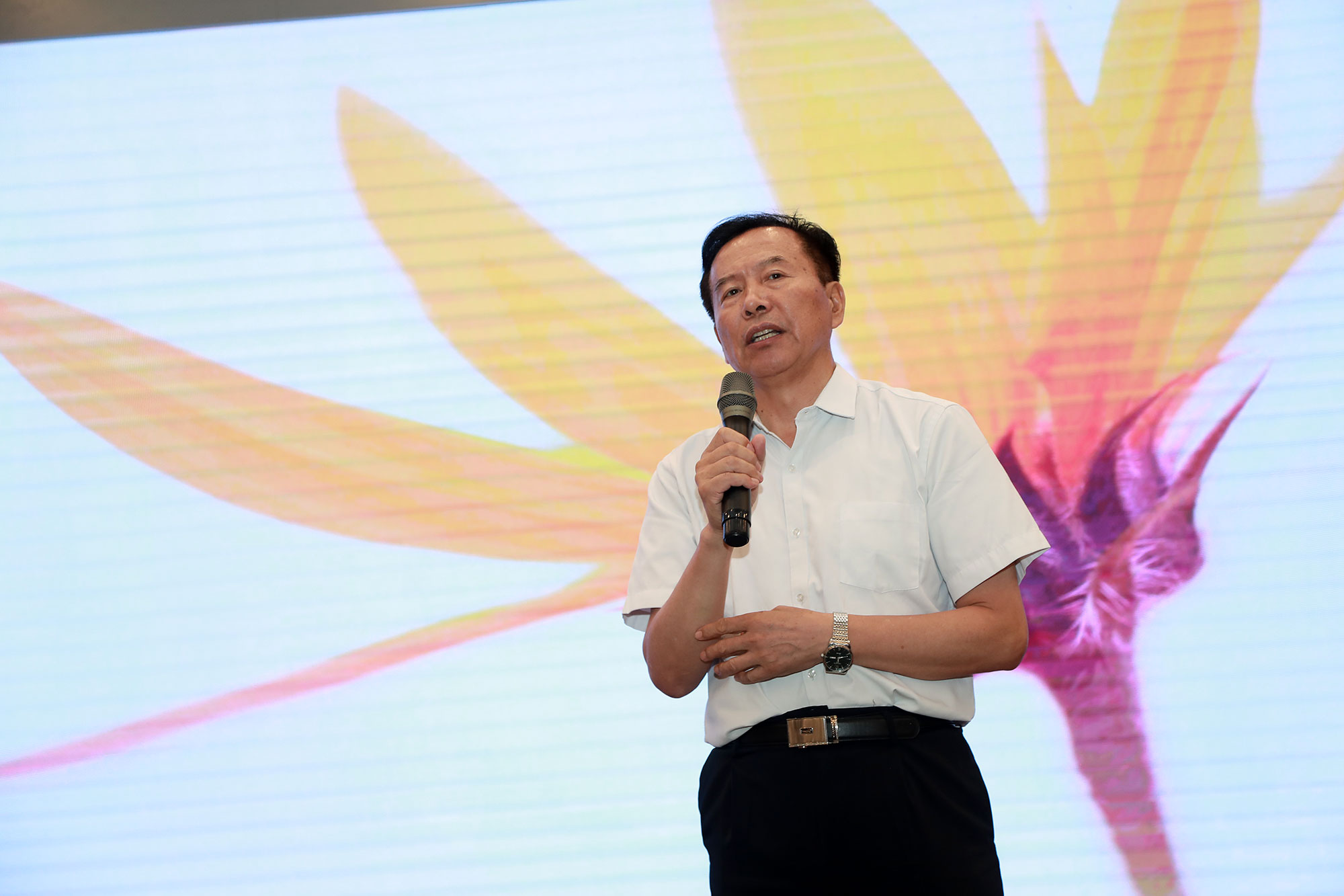  聯盟秘書長、北京市人民政府督學臧富仁校長在主持學校發(fā)展與校長管理專題論壇。