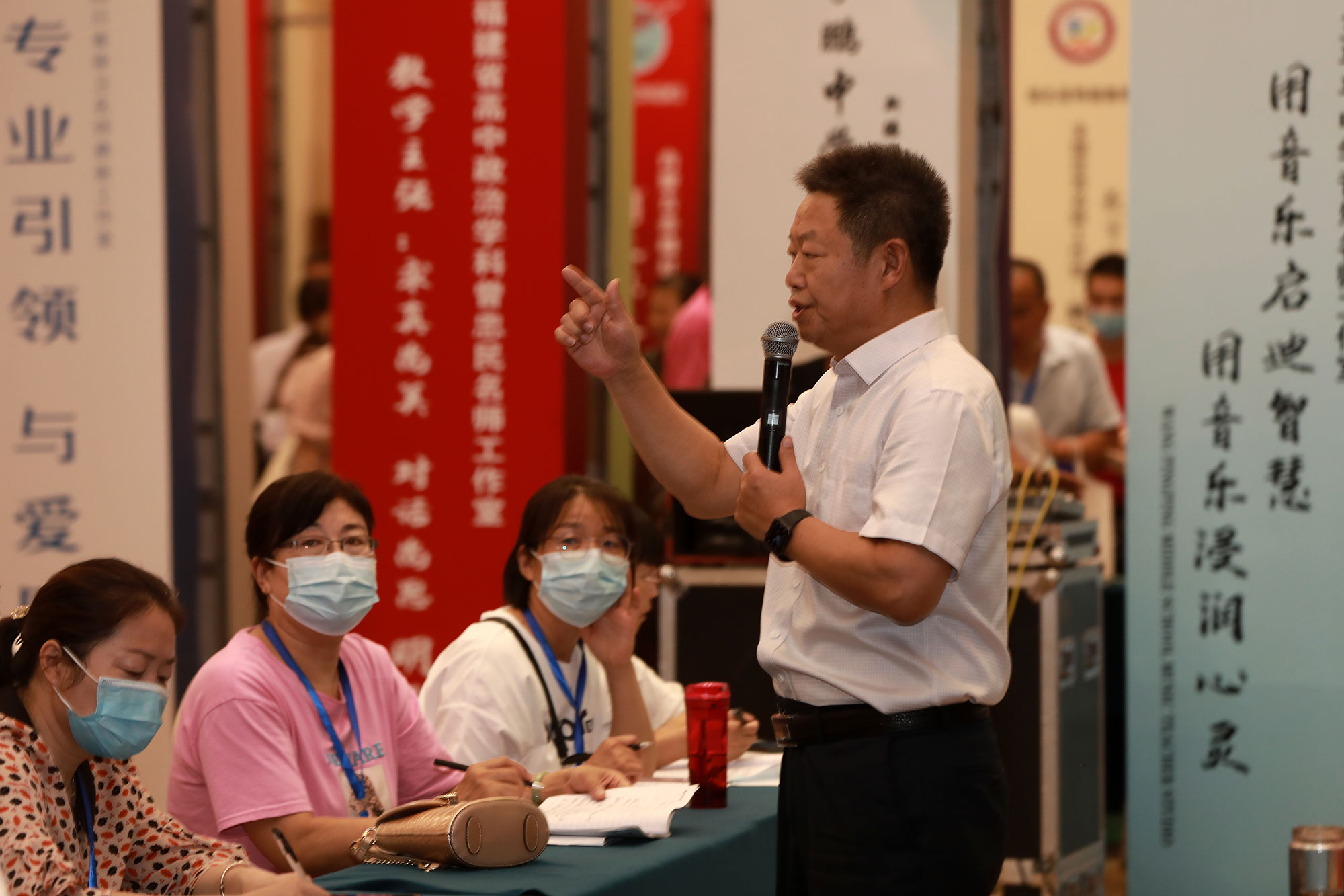 大會第三天 ，動態(tài)展示與靜態(tài)實物展示同步進行，在動態(tài)展示環(huán)節(jié)，關景雙老師《目標環(huán)節(jié)貫通的主題課例研修》的講座以“師之蘊”名師工作室的研修為例，從名師工作室的教研理念、教研主張、教研思想、教研風格等角度解說主題課例研修的實際操作方法，為工作室主持人如何開展工作提供了行動的路徑和方法。