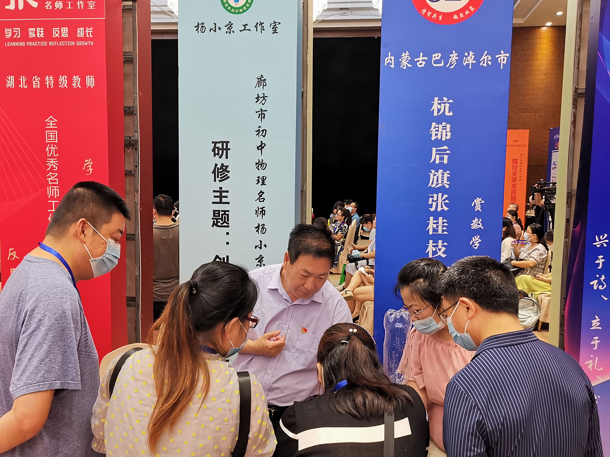 工作室成果博覽展區(qū)，實物成果展示（專著、教材、教學輔助資料等出版物，教學演示、自制教具、模型、實驗儀器創(chuàng)新發(fā)明，教育技術與教學裝備、器材，書畫作品、手工藝作品、職業(yè)技術作品；招生、研學旅行咨詢，教育相關行業(yè)。其他現場可以呈現的作品。