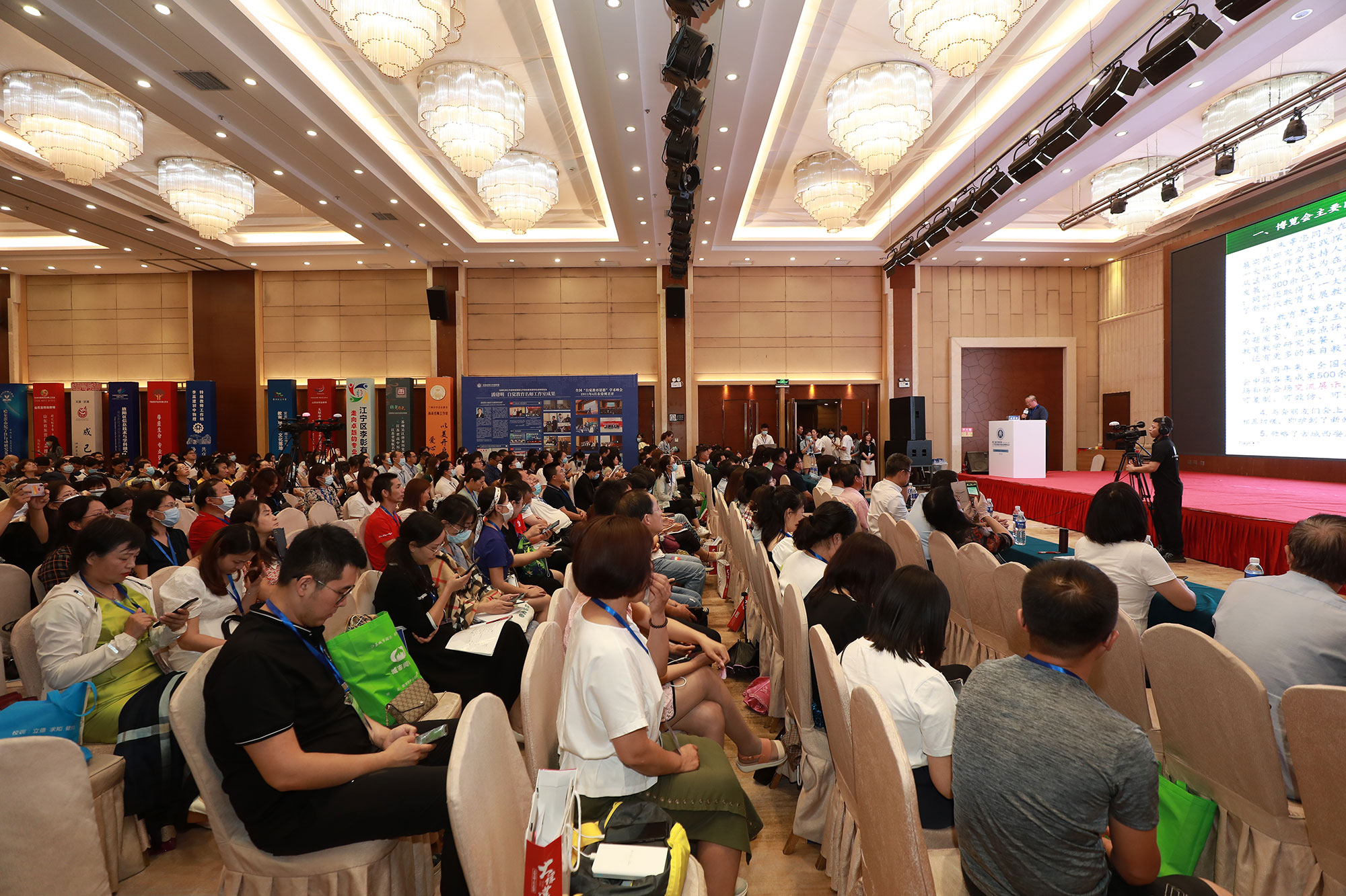 兩年來，全國各地名師工作室勇敢抗疫堅持科研創(chuàng)新、銳意進取，向本次博覽會申報各類成果500余項。同志們克服近期自然災害造成的困難，有92項成果在綜合場和分會場交流展示,22項實物實景參加綜合場展示。這些成果絕大部分是可學習、可復制、可效仿、可開發(fā)運用的。本次會上受表彰的研究成果200余項。