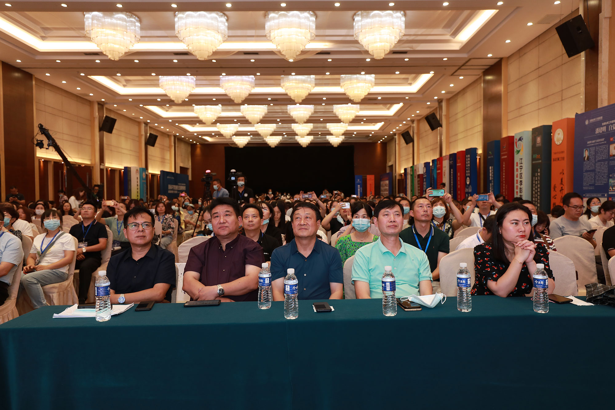 精神感人。體現在本次博覽會始終更令人感動的是大家追求學習進步的執(zhí)著精神。我們名師工作室聯盟全國各地全體成員在紀念中國共產黨建黨百年精神鼓舞下，在實現2035遠景目標和“十四五”開局之年的感召下積極準備展示交流成果；會前，大家又克服7.20中原暴雨造成的極大不便，不懈努力，排除困難，輾轉換乘交通工具，帶著研究成果和強烈的期待一路奔波趕到會上。這種精神令人感動，令人敬佩。