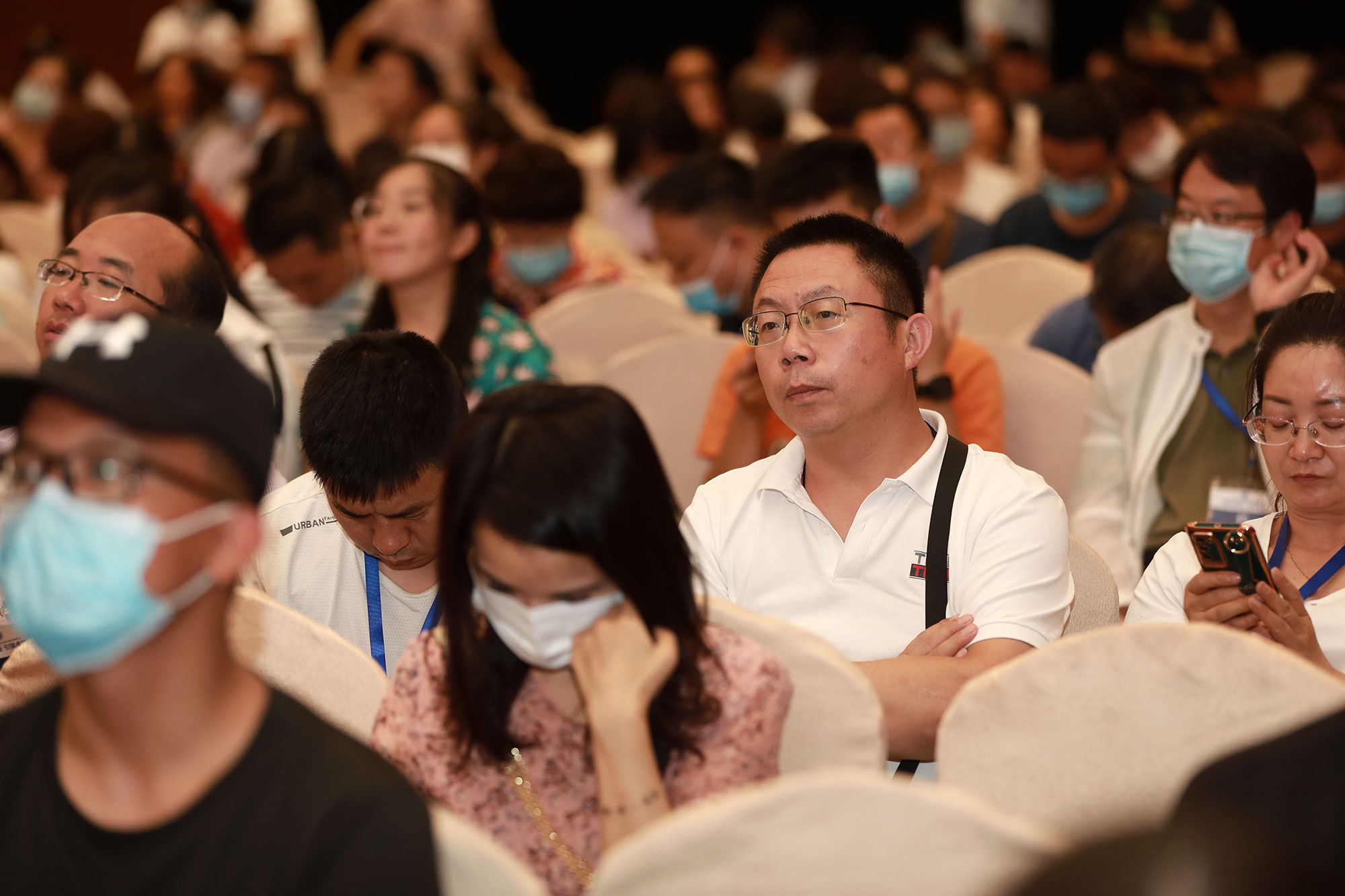向批準你參加學習的領導作一個有收獲的匯報，爭取領導重視、支持和幫助；向同伴分享你的學習收獲和見聞、感受，與大家攜手共同進步。3.制（修）訂一個自己的專業(yè)發(fā)展規(guī)劃，扎實走出一條自己的成長道路。