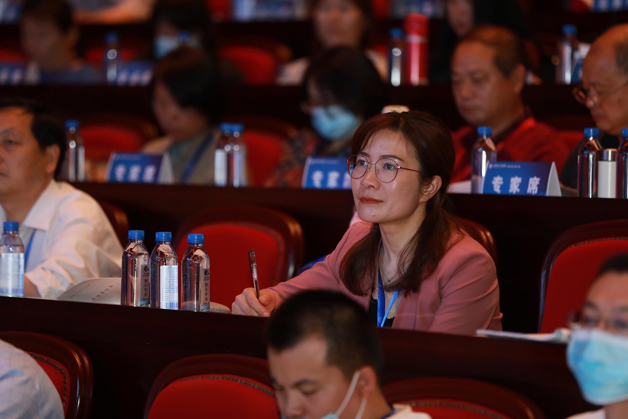 本書提供了一大批可以觸摸到的有血有肉、有溫度的卓越教師的榜樣，淡化了學科、學段的界限，突出了“引領走向卓越”的主題，回答了在走向卓越路上應抓住的關鍵環(huán)節(jié)及破解難題的策略、方法。這對名師工作室今后的發(fā)展，具有十分重要的現(xiàn)實指導意義。對于教育部門各層次、各方面領導、教研員，對于校長（園長）、教研組長乃至一線教師同樣具有十分重要的指導意義。