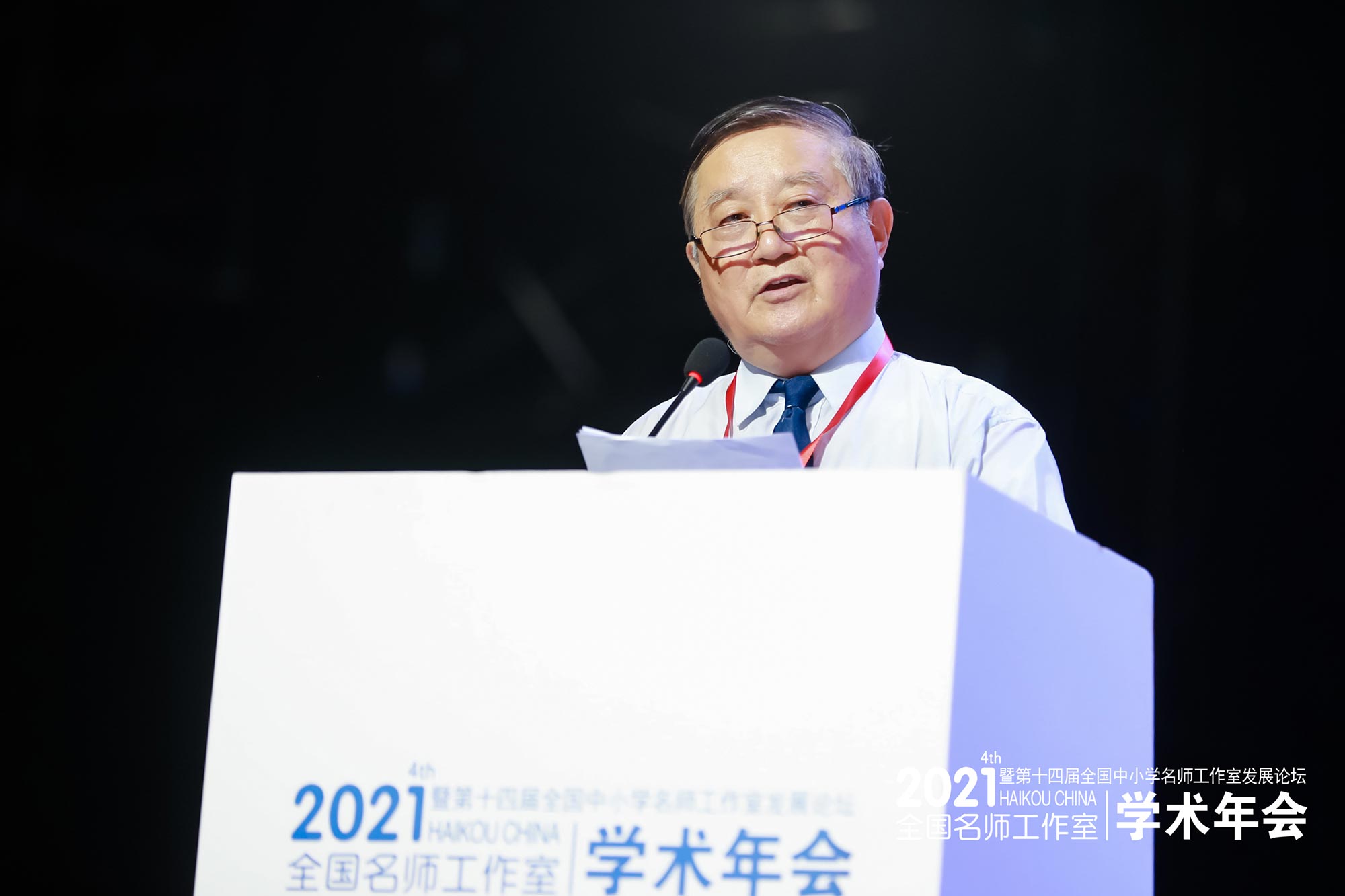 參加開幕式主席臺就座的有國家教育發(fā)展中心原副主任、中國教育發(fā)展戰(zhàn)略學會副會長周滿生，北京中教市培教育研究院朱孝忠院長，中國社科院美國研究所副所長、研究員、博士生導師倪峰教授，北京教科院原副院長張鐵道，光明日報（教育家）雜志副社長李功毅，知名校長程紅兵，研究院專家、呼和浩特教研室主任高林椿，正高級、特級教師蘆葦、潘建明，研究院副院長臧富仁老師等教育教學專家。