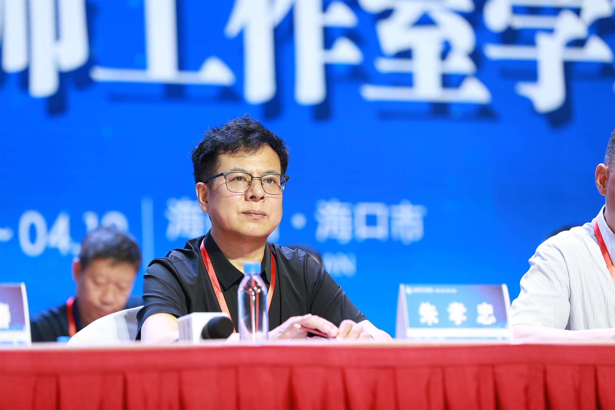 四屆年會瓊島開，四海名師聯(lián)袂來，四場峰會勝景盛，四方來研話未來。這場教育盛宴開闊了視野，提高了認識，激活了思想，直擊了心靈。當代著名小說家麥家說：卓越的人有三條命，性命、生命和使命。語文特級教師關景雙老師說：因為專一，所以卓越。我想說：育人先育己，做好自己再教育好學生。