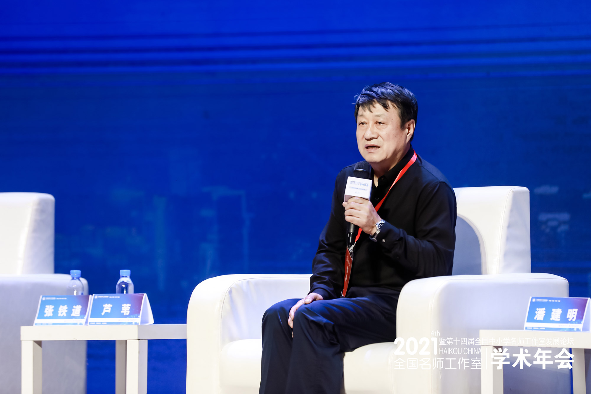 蘆葦老師談到了“卓越教師與骨干教師的區(qū)別”。潘建明老師談到“如何成為卓越教師”的四點要求：一是不僅在自己學科出色，還要有一片自己的教學天地；二是在學生、家長、同事心中得到認可；三是有效的教育教學方法，引領地區(qū)發(fā)展；四是關注每一個學生發(fā)展。