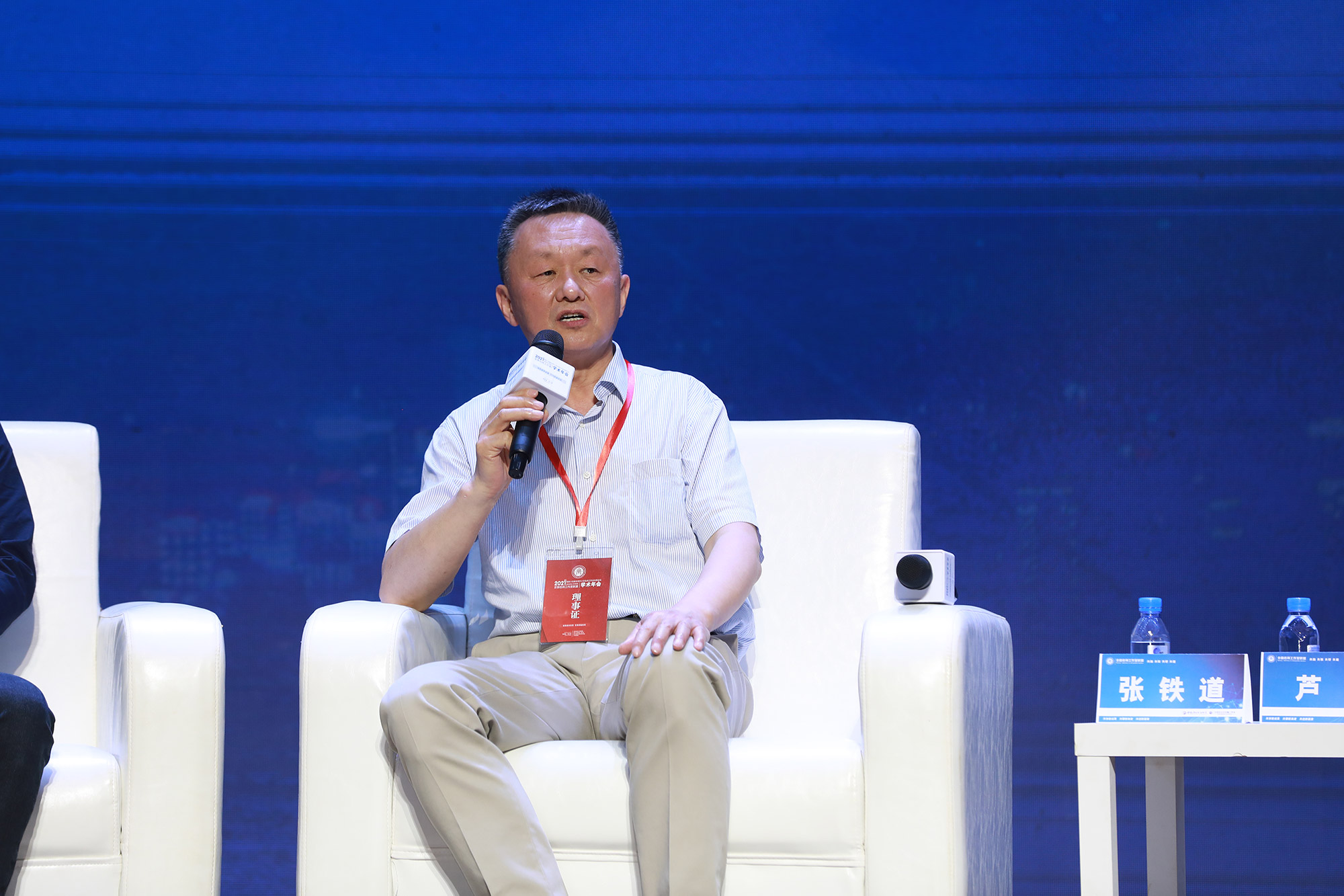 張鐵道老師就“名師工作室如何培養(yǎng)卓越教師”發(fā)表自己的觀點，優(yōu)秀的團隊必定是卓越教師的共同成長體和能力成長延續(xù)體。