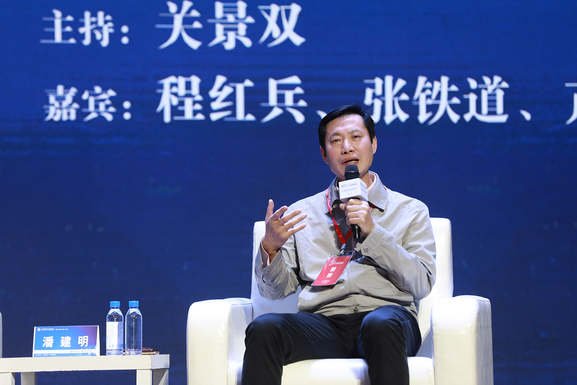 潘建明老師結合自己工作室的培養(yǎng)模式談如何引領團隊走向卓越。