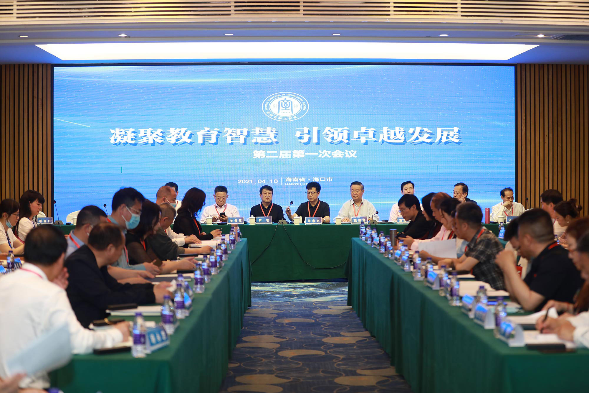 有幸加入北京中教市培教育研究院，這是一份榮耀，更是一份責任。始終記得這樣幾句話：理事就要做事，不理不成事。平時不主動作為，一生就沒有多少修為。作為工作室的領銜人只有把過程作實、用研修說話才能“不負流年不負卿”，也才不會辜負組織的培養(yǎng)、研究院的信任。有人說，心有理想，方能渡水橫塘；孜孜以求，才能贏得滿庭芬芳。只有在路上不停歇走向卓越的人，才能將生命和思想安置在靈動的高地上。