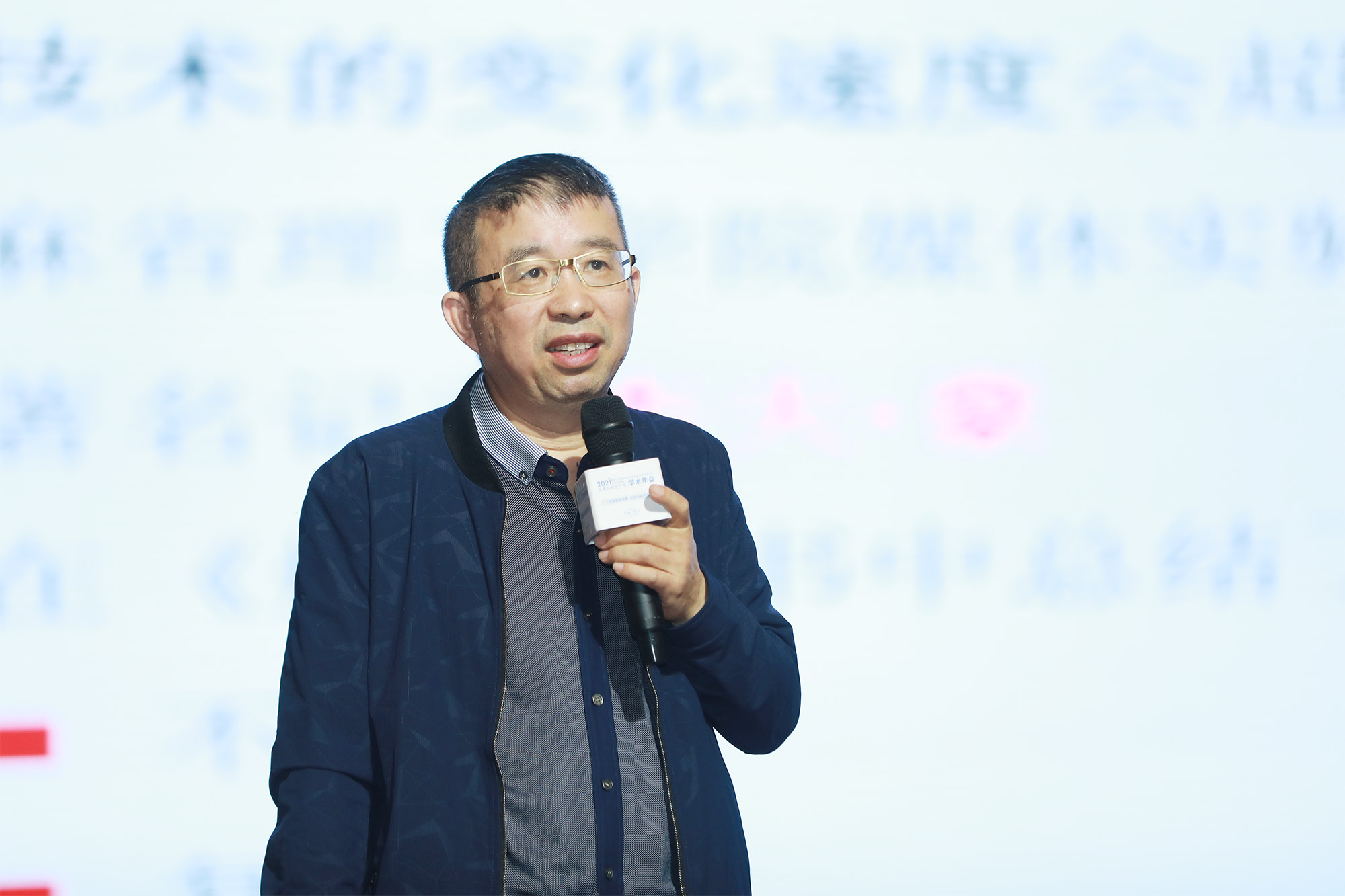 本堂課創(chuàng)設了真實的寫作背景，通過教師對學生一系列問題串的引導，讓學生從經歷簡單真實的外貌描到形象生動的人物刻畫，換起學生表達的熱情，明確了寫作的真正意義。借助此案例，向我們講解了如何進行情景教學，落實語文核心素養(yǎng)，這是一堂真實的、有用的、整合的、開放的語文學習課。