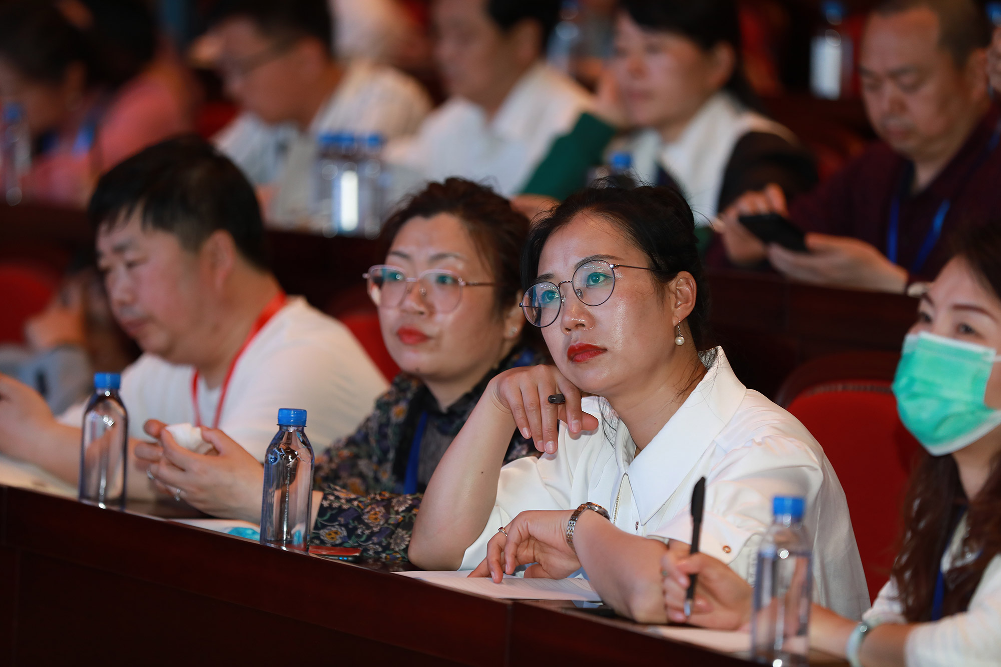 如何定義卓越教師？卓越教師的意義是什么？卓越教師在教學崗位耕耘多年，有執(zhí)著的教育情懷，有自身的教育思想，有顯著的教書育人成績，有豐厚的研究成果，有較強的輻射引領作用。卓越教師的意義不僅在于引領教師提高專業(yè)素養(yǎng)，提升教育理念、教育水平。名師工作室還是引領教師群體走向卓越的有效途徑。