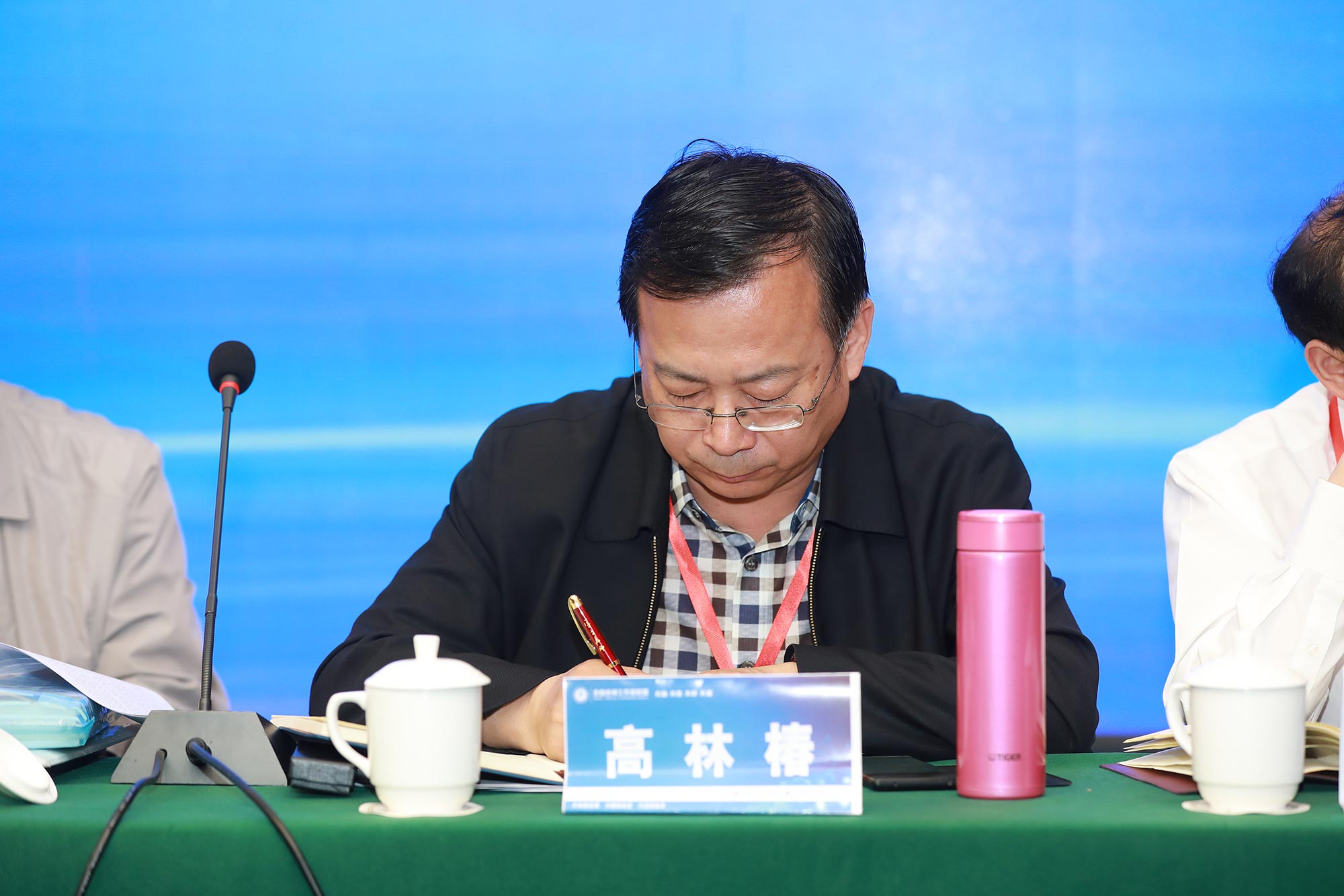 專家、呼和浩特市教研室主任高林椿在會上。