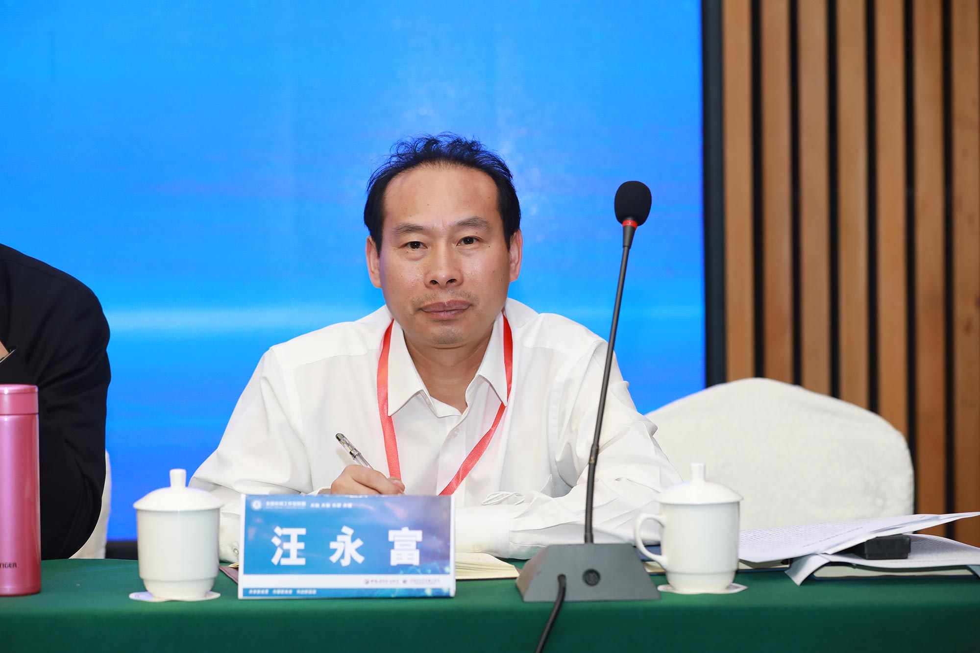 專家、湖北省咸寧市教育科學研究院院長-汪永富在會上。
