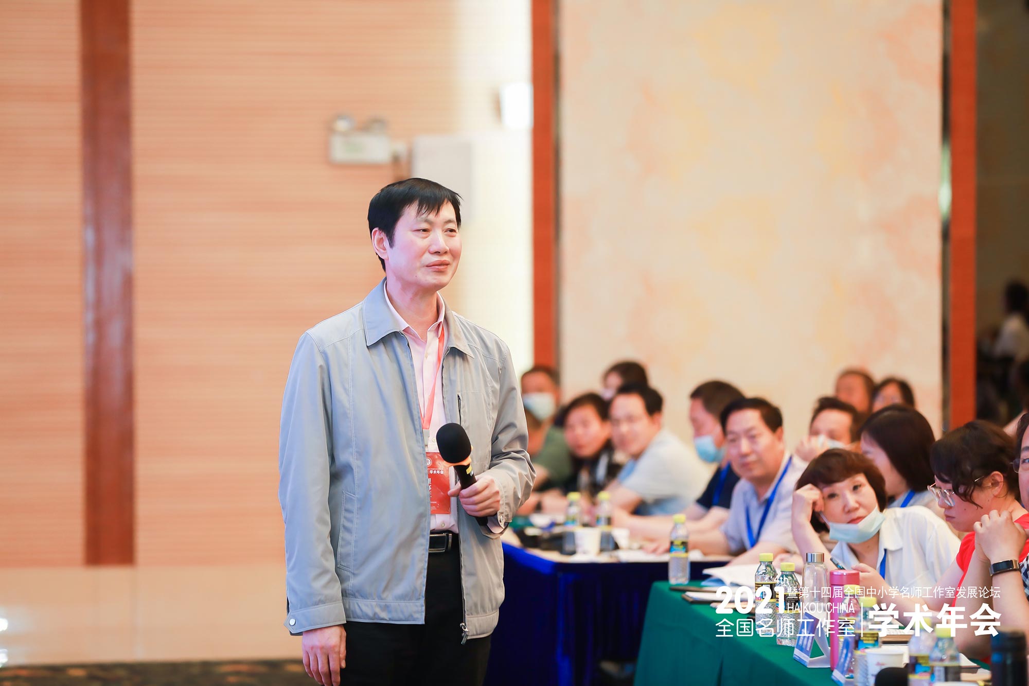 潘建明老師在名師工作室發(fā)展專題峰會上主持與點評
