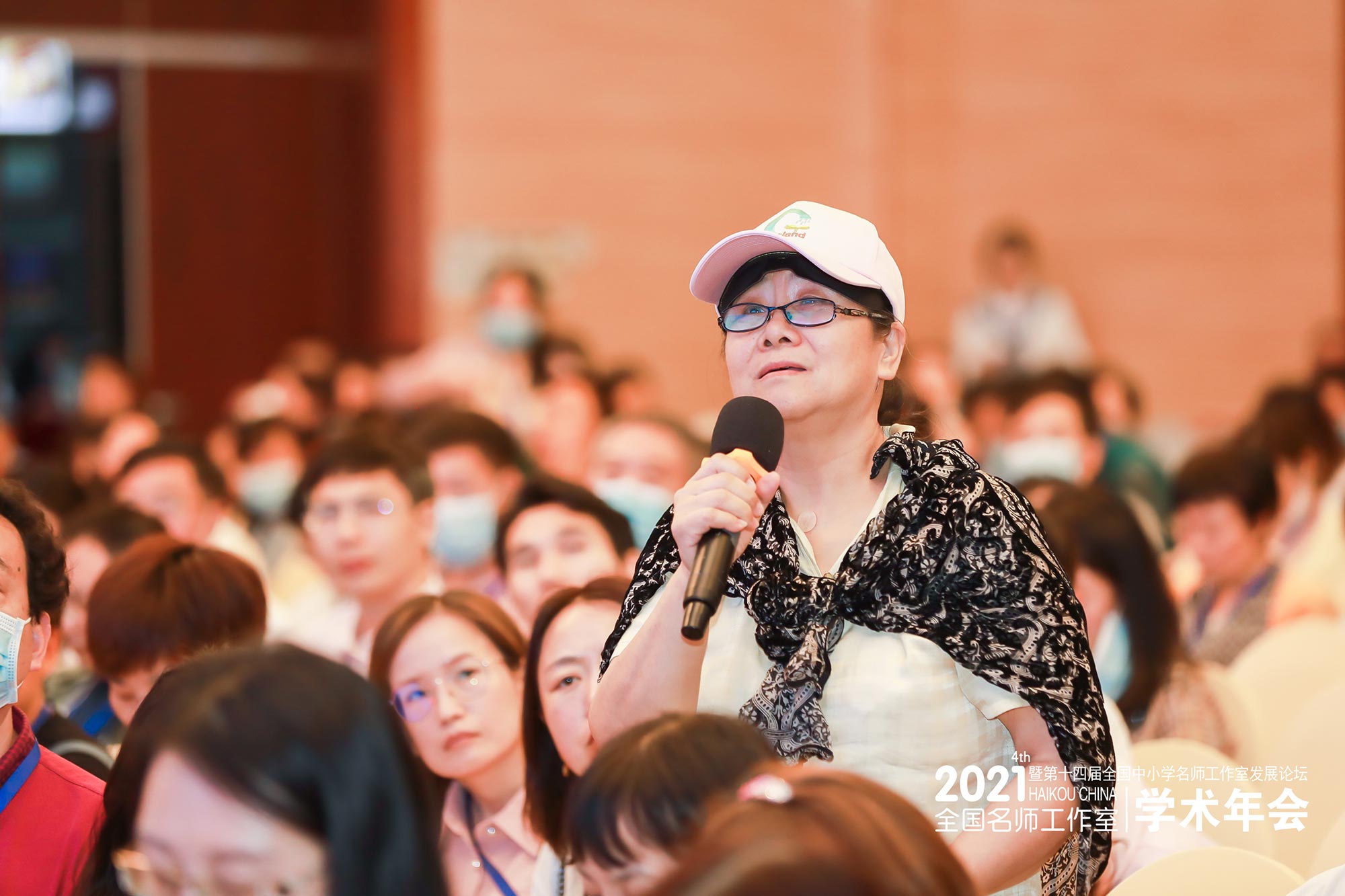 在國際會展中心里，我觸碰到了一個個有溫度的教育名家，領略到了他們的責任與擔當；在中改院國際學術交流中心，我觸摸到了一群群有情懷的卓越教師，聆聽了全國各地優(yōu)秀名師工作室主持人走向卓越的密碼。
