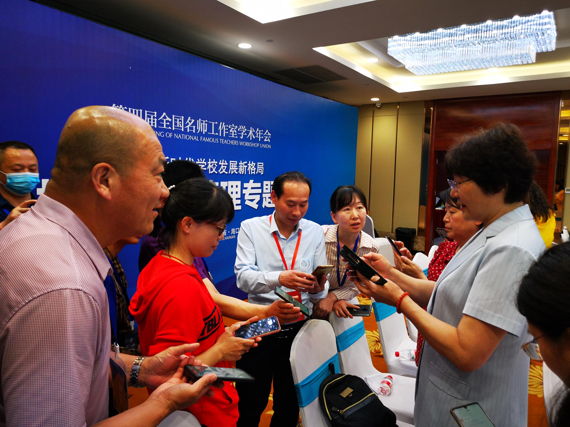 參會學員紛紛添加王校長微信，以便進一步交流討論。