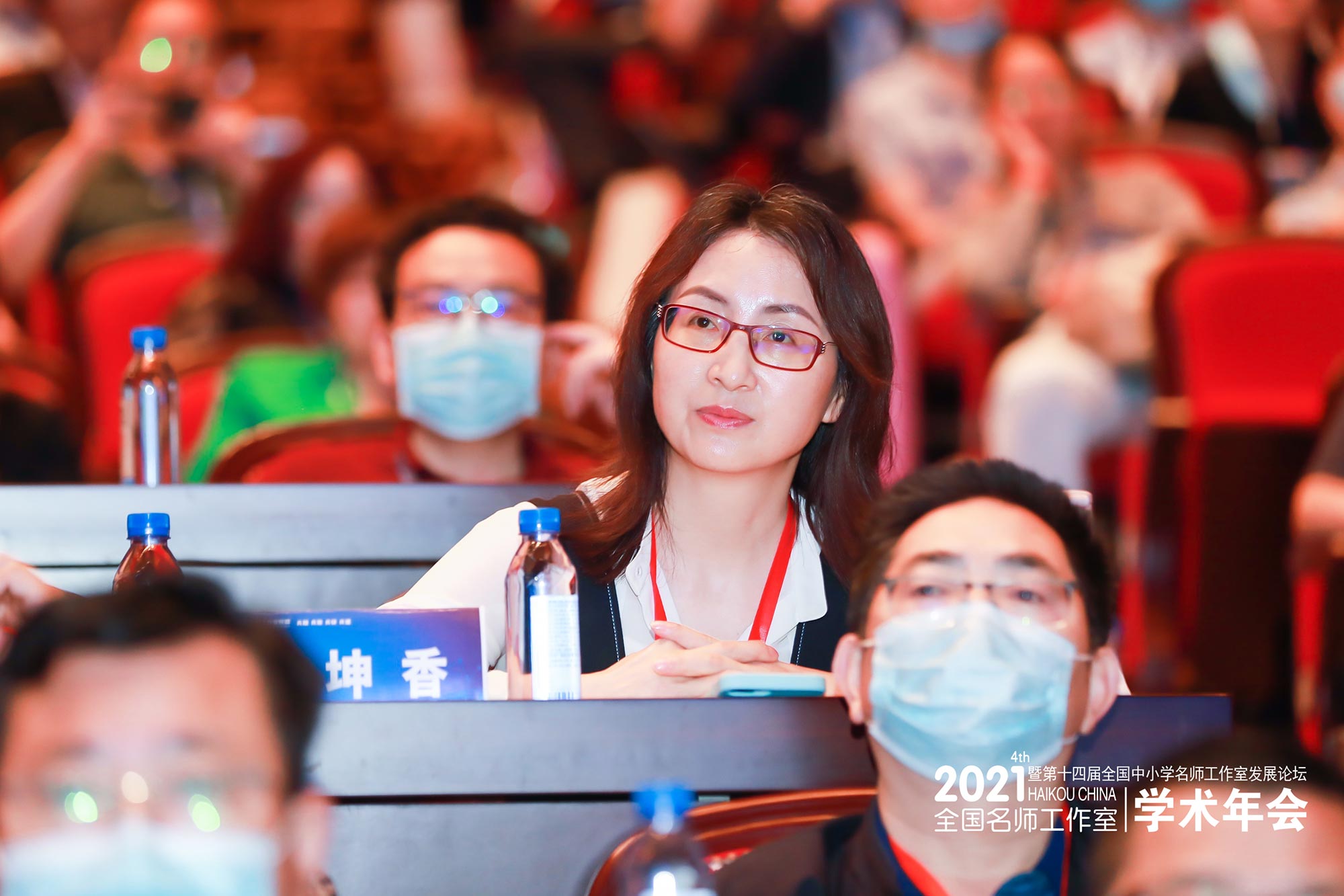 “你的作業(yè)本就是你的國家，你的學生本就是你的國家。”北京中教市培教育研究院副院長、江蘇省常州市田家炳中學副校長、全國模范教師潘建明圍繞“自覺教育”這一思想理念為我們帶來了精彩生動的專題講座——深耕課堂：工作室成員專業(yè)發(fā)展的引擎。