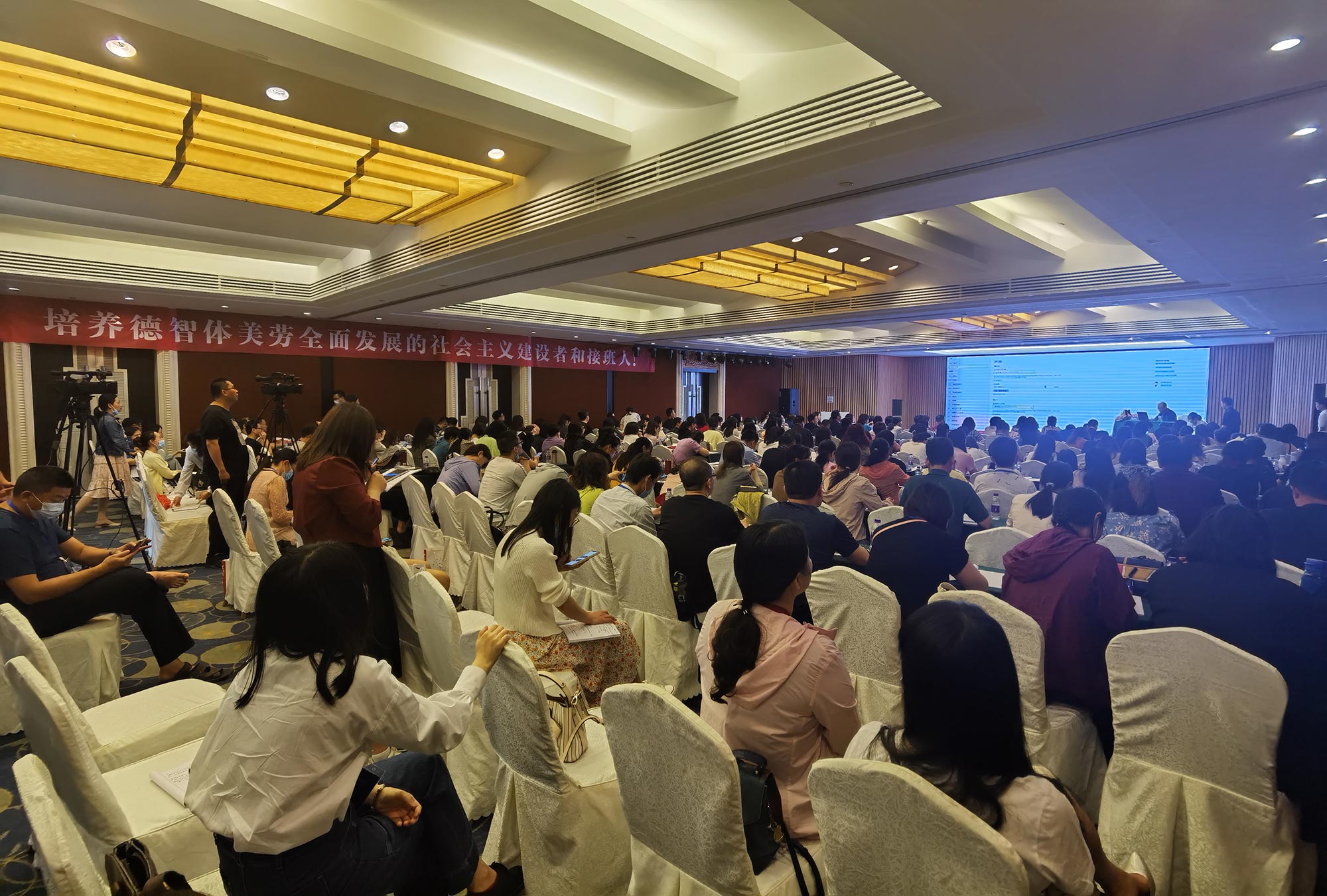 “助人自助”——幫助學生成長，班主任也在成長。成長是一種美麗的痛，我們要讓學生感受到安全感才有勇氣探索未知的世界，有安全感的學生更樂觀、更積極、更樂于挑戰(zhàn)、更容易具有“成長性思維”。