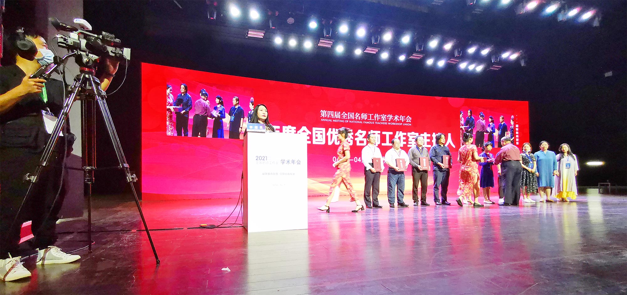 這一次，我又做了一回中學生，參與了潘建明名師工作室研修現(xiàn)場整場體驗活動，上課，說課，目標達成項目分析，資源密度有效達成分析，教學方法適切度分析，空間流動，金字塔高效學習分析，學習效果分析，有效評價，最后由名師指導點評。