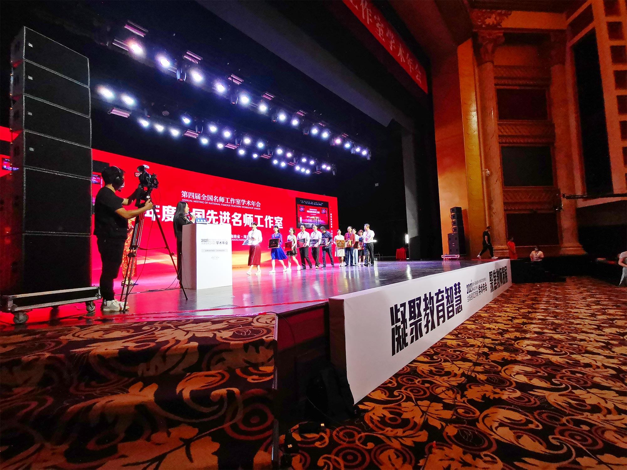 2017年5月，我又應邀參加了北京中教市培教育研究院在上海舉行的全國中小學教研創(chuàng)新成果展示博覽會，在會上我做了《核心素養(yǎng)下的教學設計——以〈端午的鴨蛋〉為例》的說課展示，潘建明老師進行了點評。