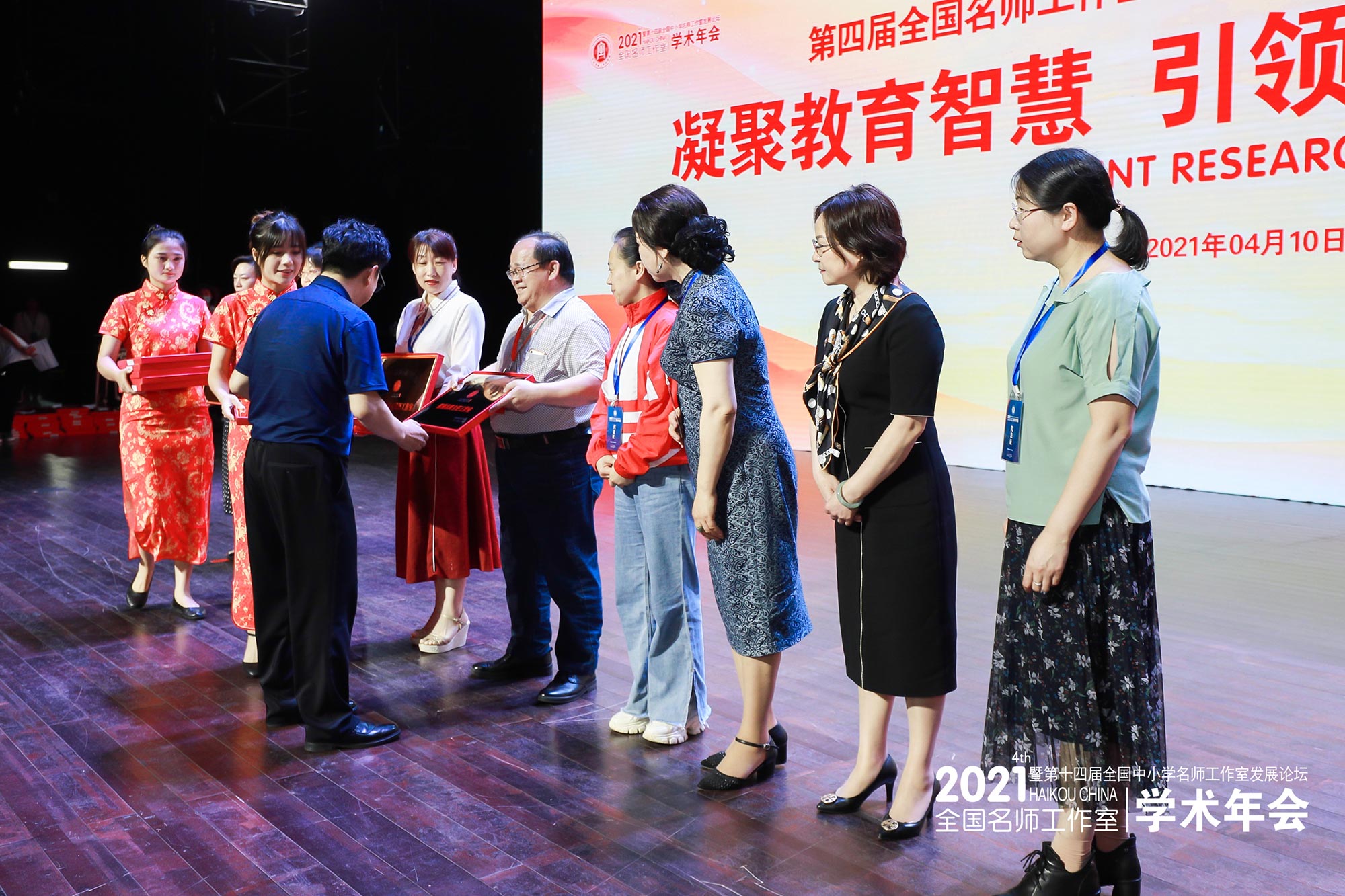 我想，每一個如我一樣的老師，都能在這里找到自己的榜樣，照著他的樣子，做最好的自己，做自己最好的教學，做一生最好的教育。