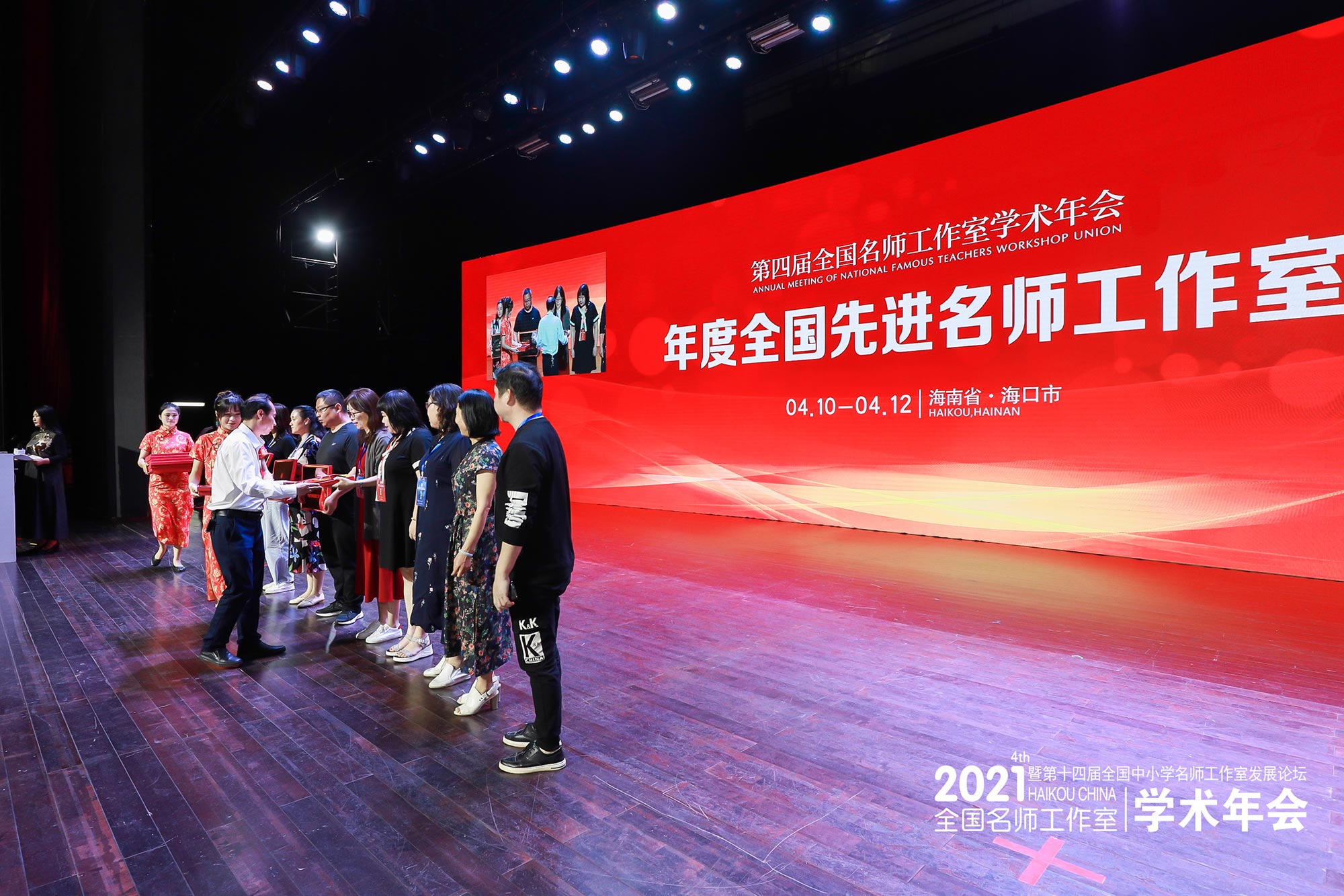 特別是關院長主持的《中國卓越教師如何引領團隊走向卓越》圓桌論壇，更是讓盛會頓時掀起萬丈狂瀾，特邀嘉賓程紅兵、張鐵道、蘆葦、潘建明等專家圍繞卓越教師的界定、卓越教師的成長路徑、卓越教師必備的素養(yǎng)、卓越教師的境界與情懷、引領教師走向卓越路徑、自覺教育為教師卓越發(fā)展助力等專題坐而論道，讓與會者耳目一新、賞心悅目、熱血沸騰。