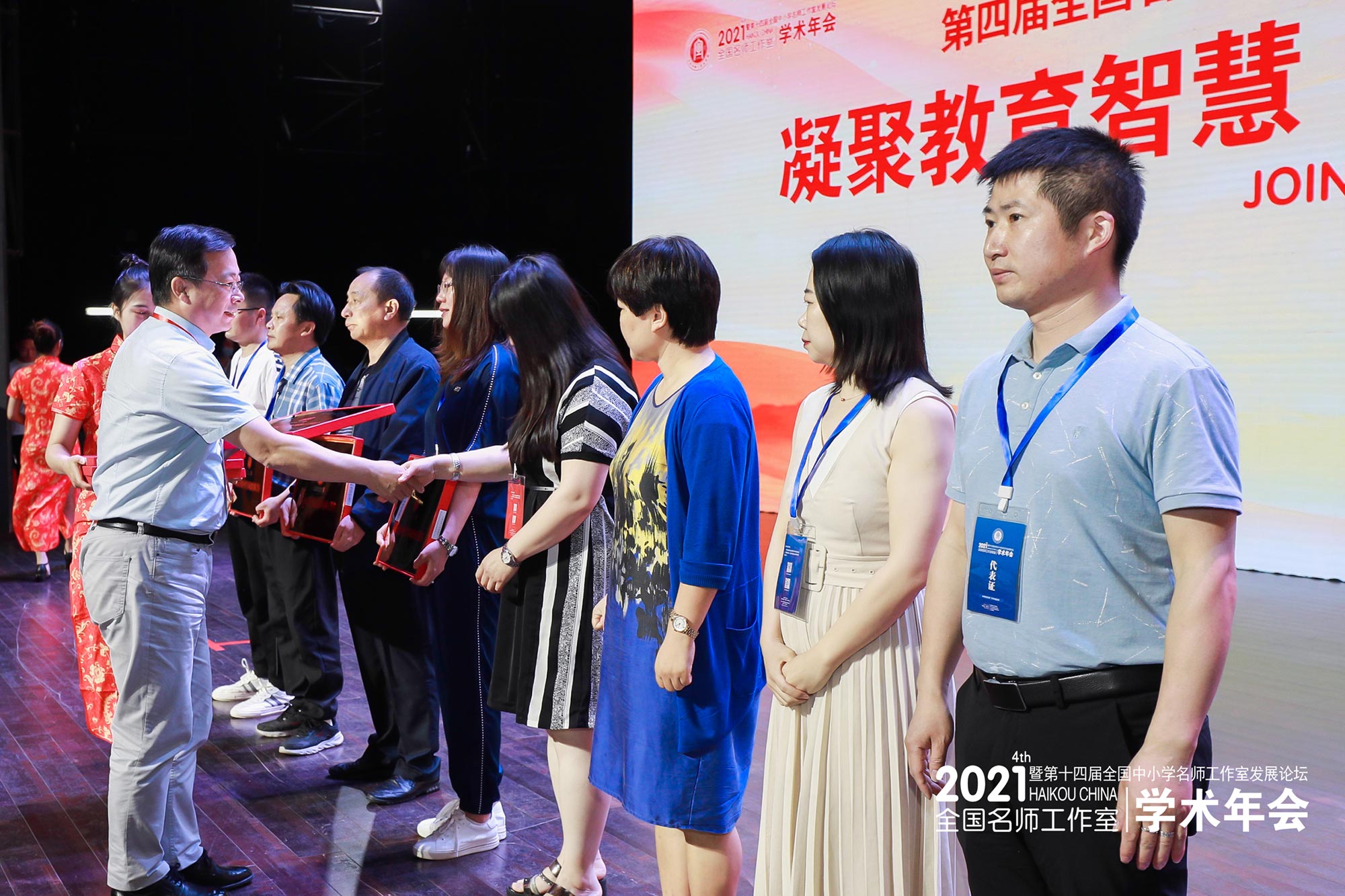 上海師之蘊工作室領銜人關景雙教授的講座我曾多次現(xiàn)場學習，每一次都有新的啟發(fā)和感悟。師之韻工作室不僅有自己獨特的教學思想和主張，還探索出一條助力年輕教師走向成熟卓越的最佳路徑，那就是通過聚焦課例研修，來提升教師的專業(yè)技能進而打造名師，現(xiàn)已形成諸多專業(yè)研修發(fā)展共同體
